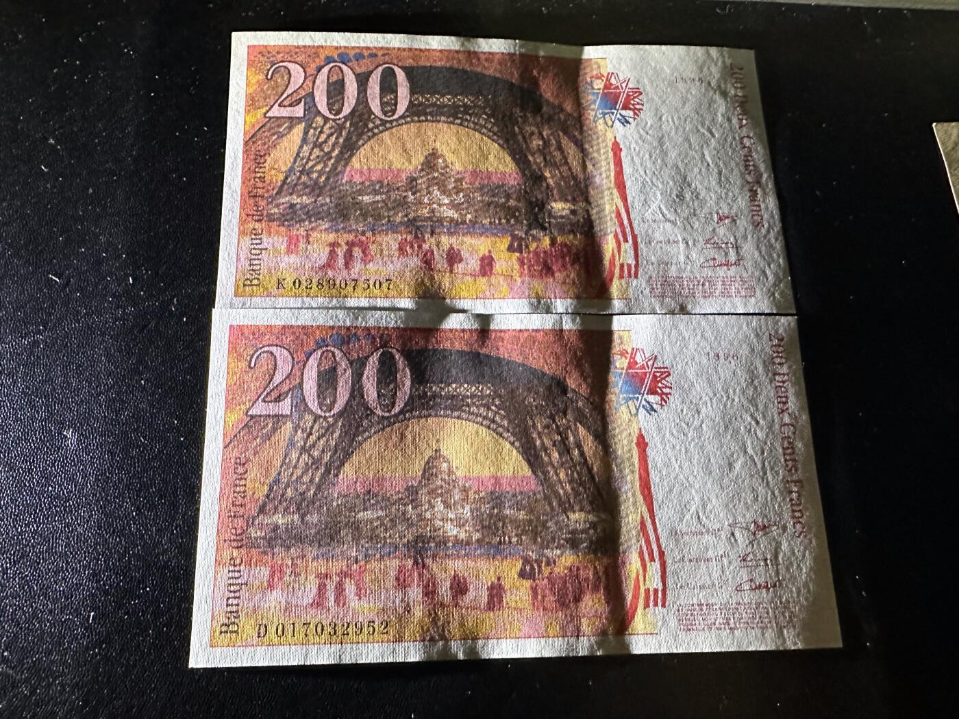 《外钞收藏家》第六百零四期（精品场）（本平台长期征集拍品、欢迎藏友们联系合作） 1996年法国200法郎 2张一起 全新不绝 有轻微斑