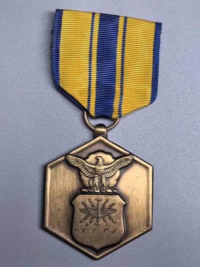 小驴勋章奖章收藏1月24日周六晚六点拍卖（珍爱和平，收藏战争，铭记历史，勿忘国耻，忠党爱国。有偿代拍，送拍规则在简介最后，参拍须阅读规则后再参拍，关系到运费包装发货时效真假辨别等关键信息，拍卖时不再发原图，看大图店主微信码在拍卖店铺介绍里） - 美国空军嘉奖奖章，挂打GI标