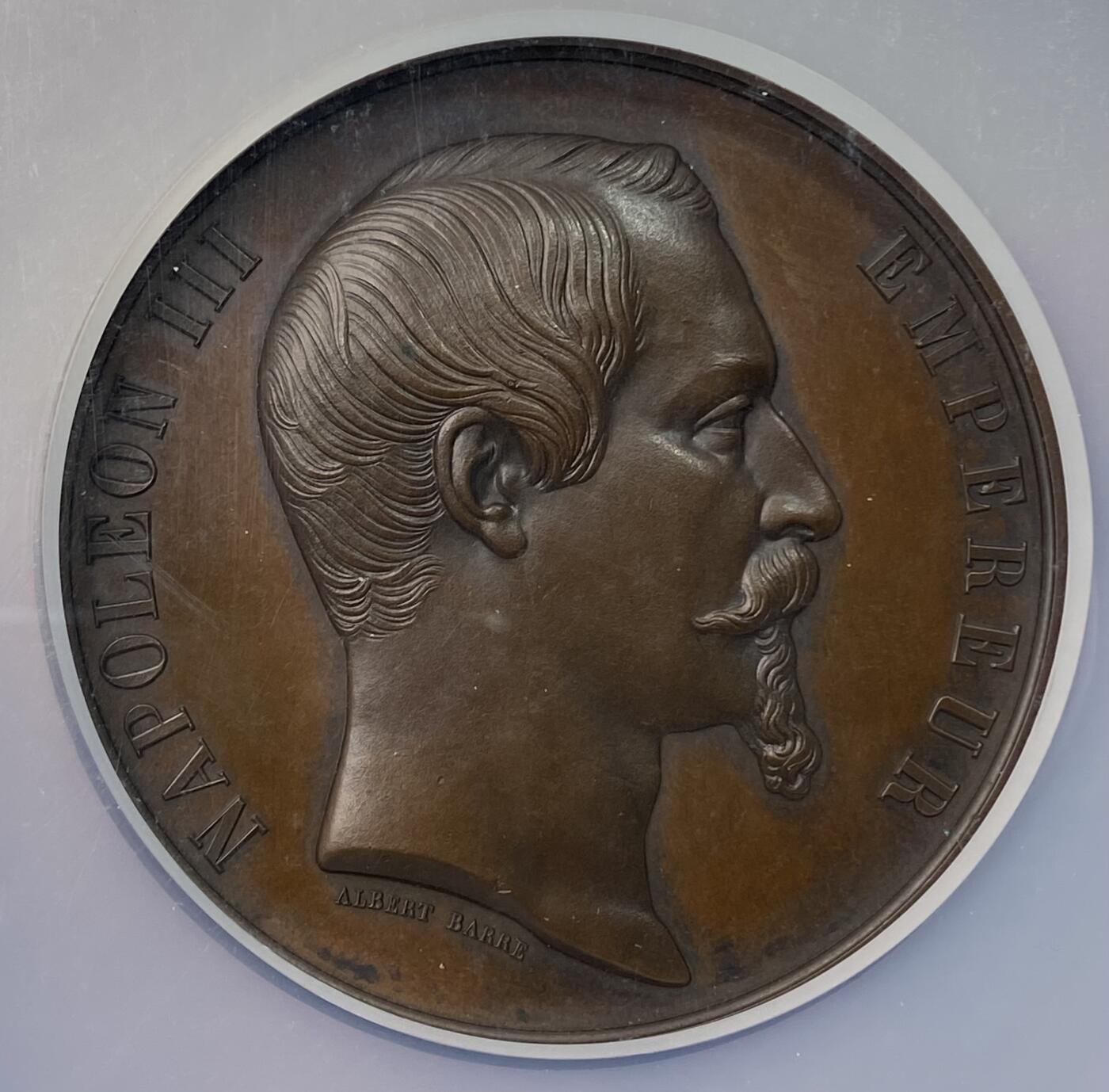 万国钱币拍卖第059期 NGC MS64 1855年法国拿破仑三世巴黎世博会大铜章 法系大规格名誉品种 纹章正中帝国盾徽 周围20个参展国家盾徽 稀少签字版 颁发给杰出贡献者 60MM大规格