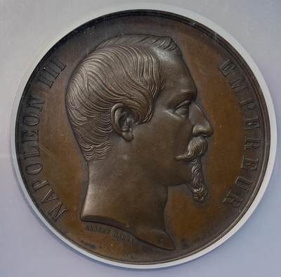 万国钱币拍卖第059期 - NGC MS64 1855年法国拿破仑三世巴黎世博会大铜章 法系大规格名誉品种 纹章正中帝国盾徽 周围20个参展国家盾徽 稀少签字版 颁发给杰出贡献者 60MM大规格