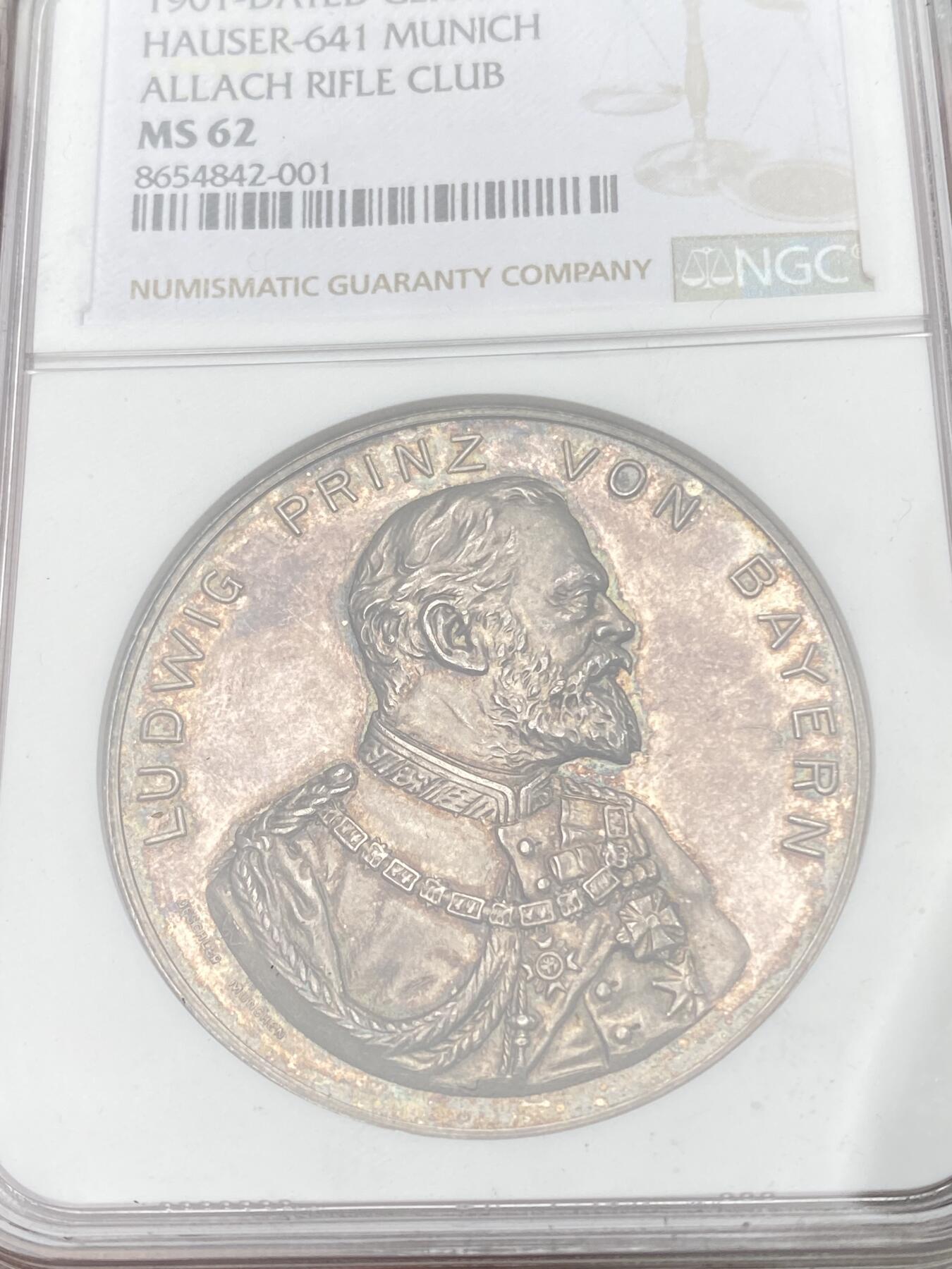 万国钱币拍卖第059期 NGC MS62 1901年德国巴伐利亚摄政王王储路德维希王子纪念德斯克勒在阿拉赫射击场开业纪念大银章 欧陆香槟五彩包浆覆盖 高浮雕镜面喷砂质感 实在美不胜收 41.8MM 29.2G