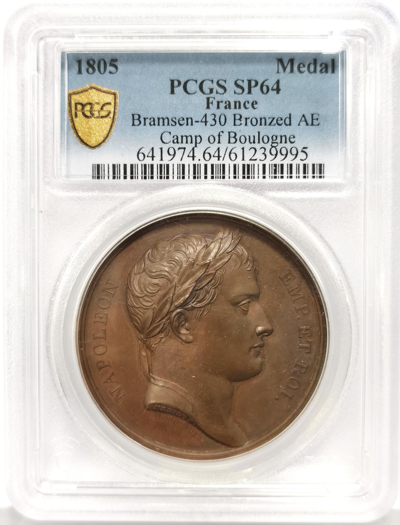 博洋堂世界钱币拍卖第158期（全场包邮） PCGS SP64 亚军分！法国1805年拿破仑布洛涅大营原铸铜章 巴黎造币厂 巧克力包浆，王座上覆着拿皇加冕时的披风，帝国鹰坐于王座前目不转睛直盯着王座上方斜放的正义之手权杖，上方是一束闪电。传奇的布洛涅大营位于法国滨海，第一个营地由凯撒于公元前54年准备，为远征不列颠做准备舰队，第二个营地由拿破仑1803年建立，他在那里组建了“大军”，即海洋军，准备入侵英国，无愧凯撒的光荣传承人