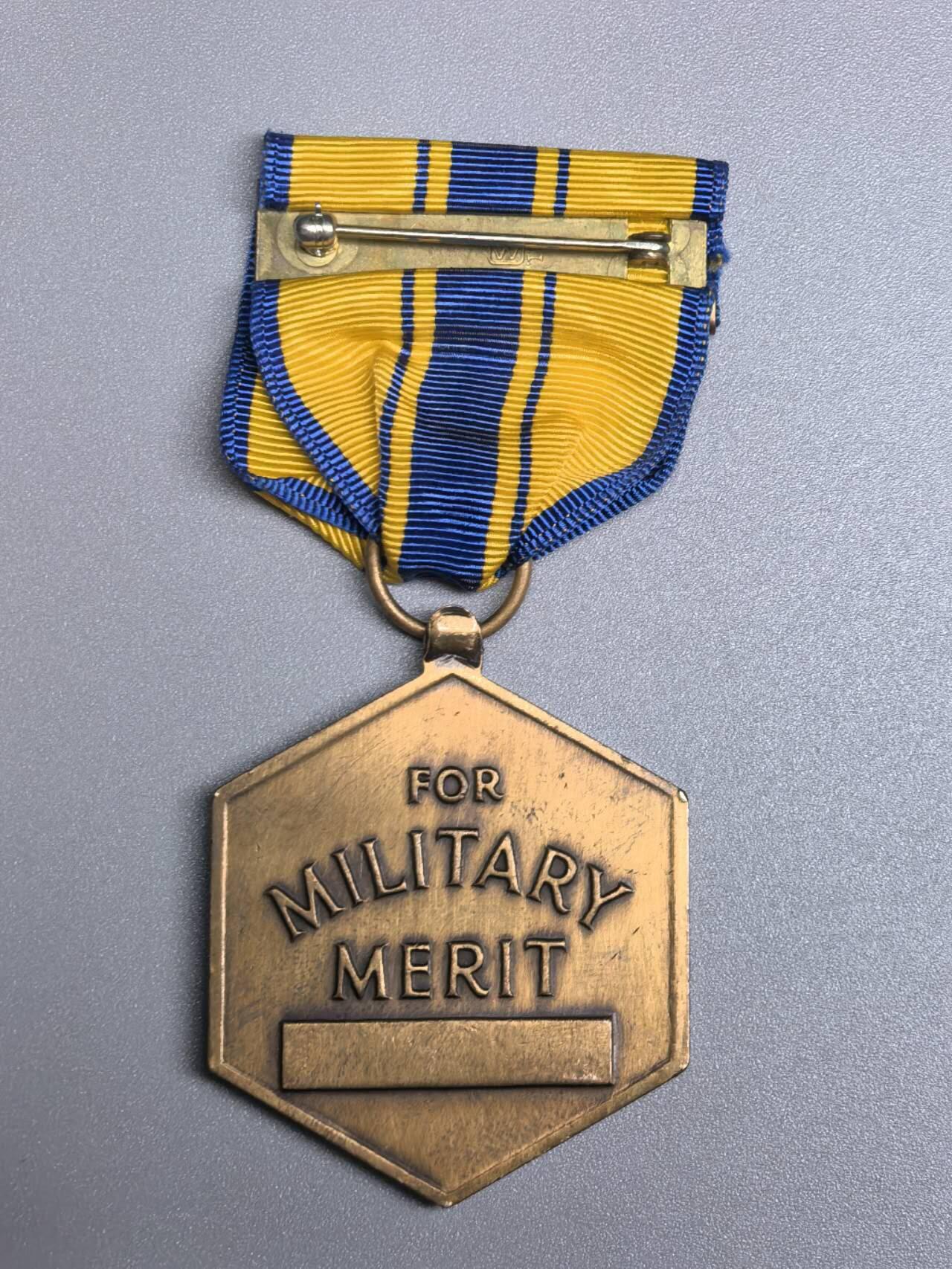 小驴勋章奖章收藏1月24日周六晚六点拍卖（珍爱和平，收藏战争，铭记历史，勿忘国耻，忠党爱国。有偿代拍，送拍规则在简介最后，参拍须阅读规则后再参拍，关系到运费包装发货时效真假辨别等关键信息，拍卖时不再发原图，看大图店主微信码在拍卖店铺介绍里） 美国空军嘉奖奖章，挂打GI标