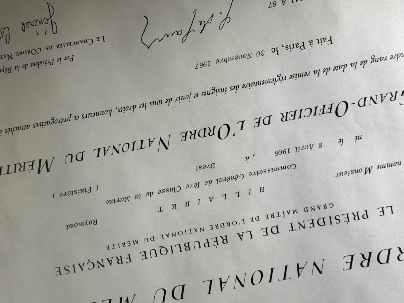 戎马世界章牌大赏第110期 法国大军官级国家功绩勋章证书，非常少见（指挥官级往上就发的很少了），授予法国海军专员，有得主履历，得主1939年晋升为首席专员，曾在远东的“雷居勒斯号”巡洋舰服役，随后登上“恩特卡斯特奥号”驱逐舰与“巴黎号”战列舰，在“圣女贞德号”巡洋舰度过两年时光后，他曾短暂负责学员晋升考核