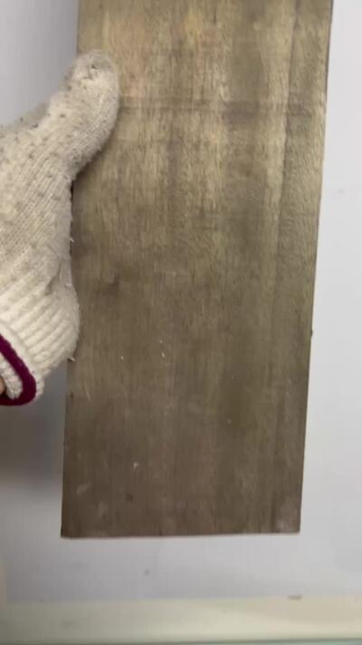 零元拍：NO.88-1 乌木金丝楠 可做镇尺 干泡台 无需打磨就已经金光闪闪。满金丝药香，尺寸约：37/11/3.3厚CM。1.3公斤