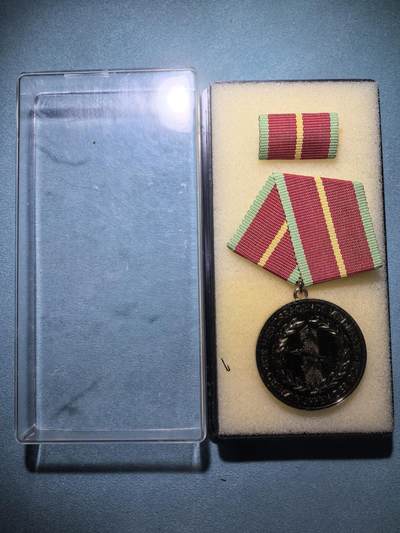 盛世勋华——号角文化勋章邮票专场拍卖第301期 - 东德金级边防军忠诚服务奖章 带原盒 带略