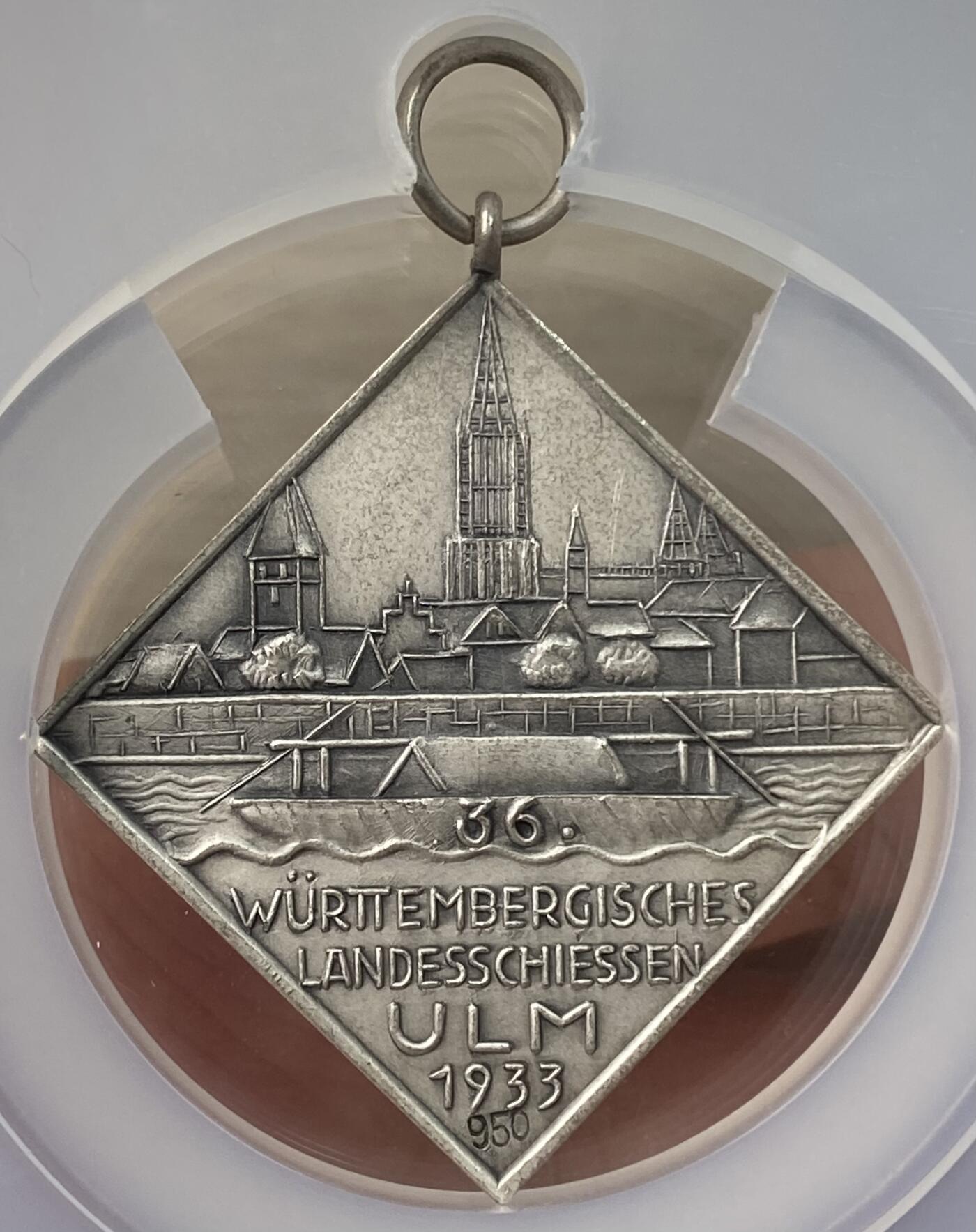 万国钱币拍卖第059期 NGC MS63 1933年德国民族社会主义工人党时期符腾堡射击节方形大银章 罕见的三帝国时期的KLIPPE 极简的帝国风格与力量线条非常具有特色 城市景观的线条感与透视感绝佳 31X31MM