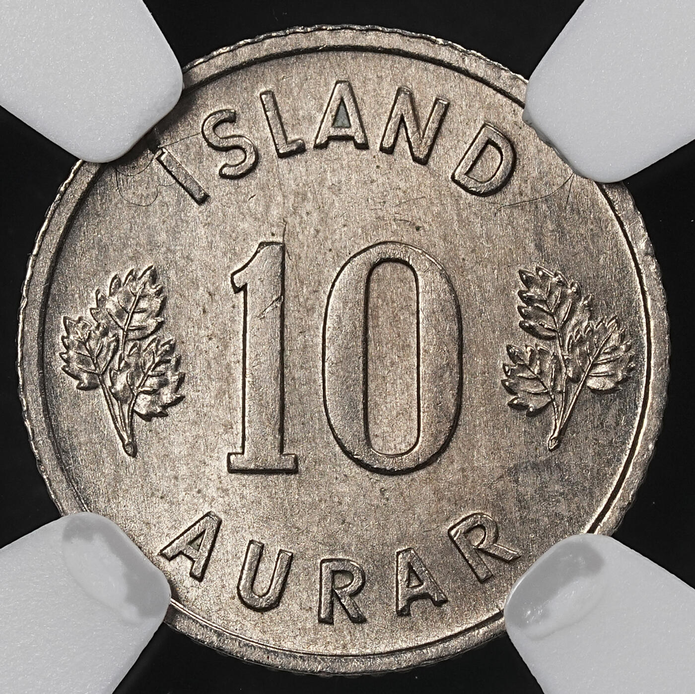 修遠堂世界钱币第102期 NGC评级 1946年冰岛钱币2枚