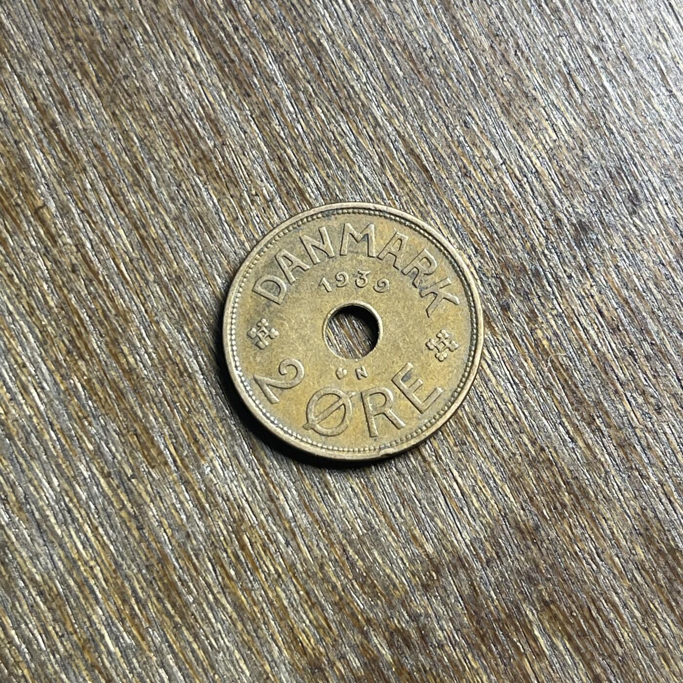 【春节前最后一拍，下一场3.3号】★第139场★散币场。不寄存，30包邮。不满30元，支付5元运费。《接受代拍 代送NGC评级》 65【无寄存】1939 丹麦 2欧尔 铜币