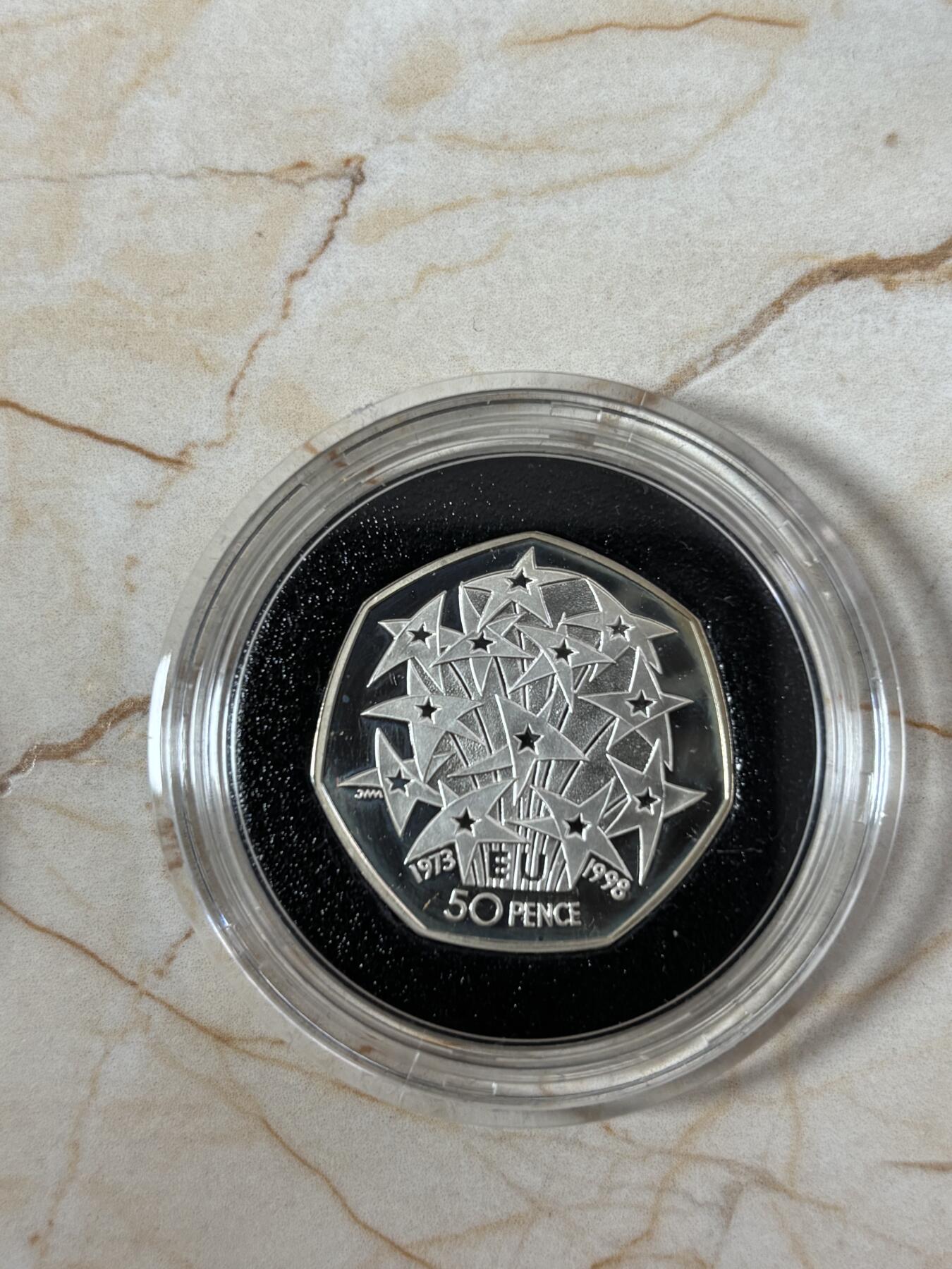 第189期拍卖 英国1998年欧共体和国家医疗50便士加厚银币一对，925银，16克*2，发行10000枚，有氧化