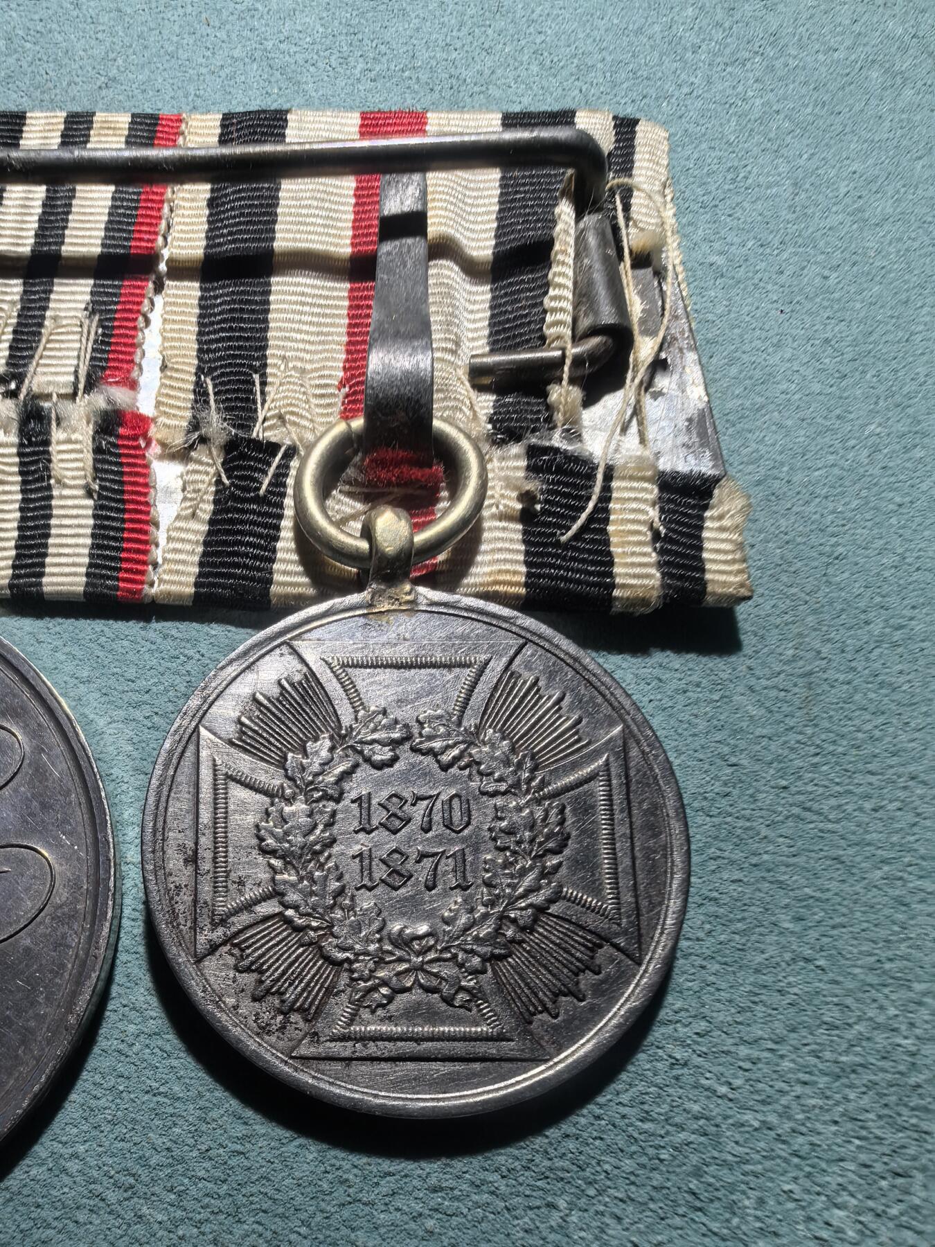 盛世勋华——号角文化勋章邮票专场拍卖第301期 德国（邦国）普鲁士三联联排挂 包括普法战争纪念奖章/二级普通荣誉奖章（银质 参加普法战争非战斗人员绶带）/1900侵华奖章（少见非战斗人员钢制版）