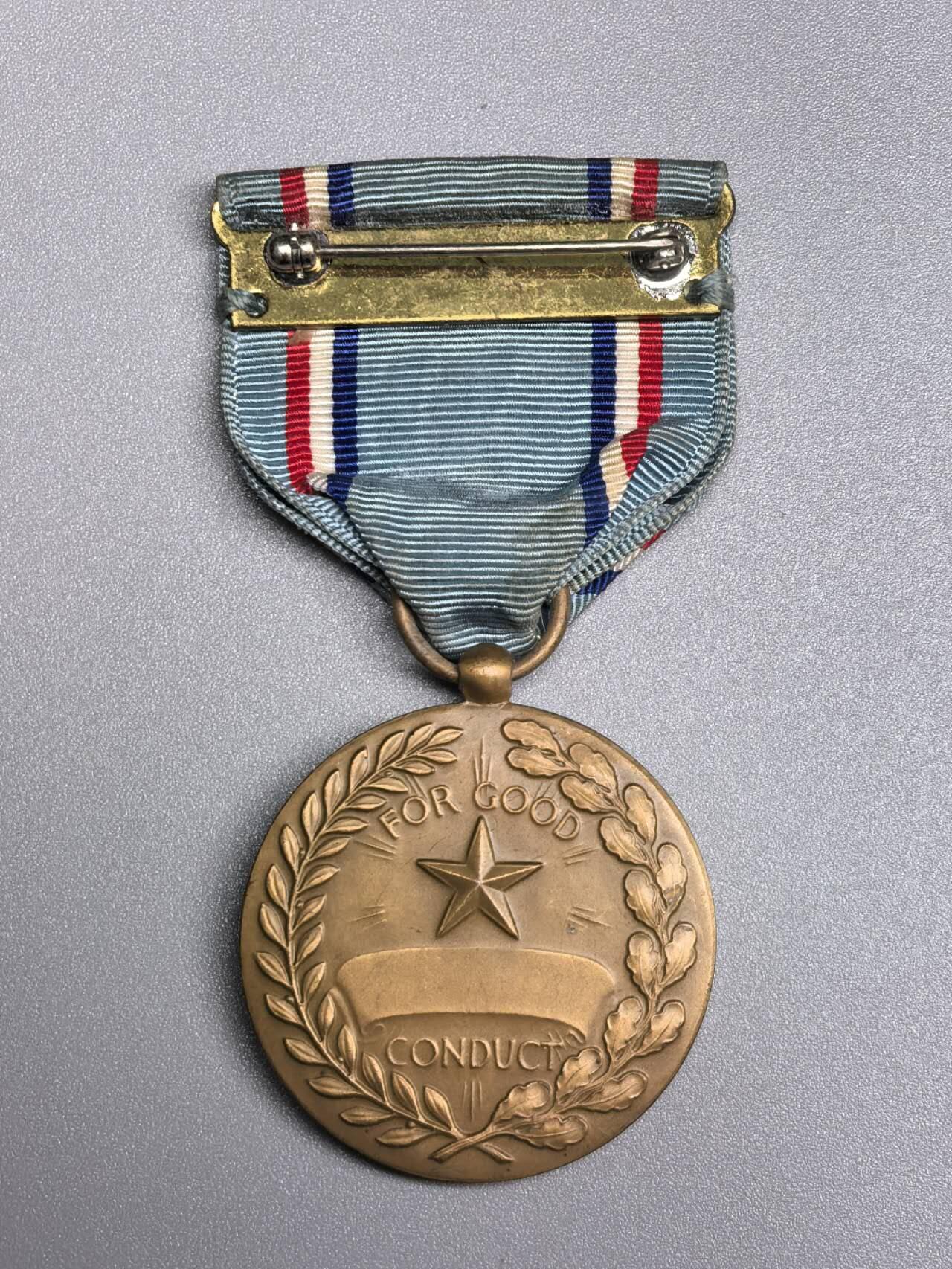 小驴勋章奖章收藏1月24日周六晚六点拍卖（珍爱和平，收藏战争，铭记历史，勿忘国耻，忠党爱国。有偿代拍，送拍规则在简介最后，参拍须阅读规则后再参拍，关系到运费包装发货时效真假辨别等关键信息，拍卖时不再发原图，看大图店主微信码在拍卖店铺介绍里） 美国空军良好行为奖章