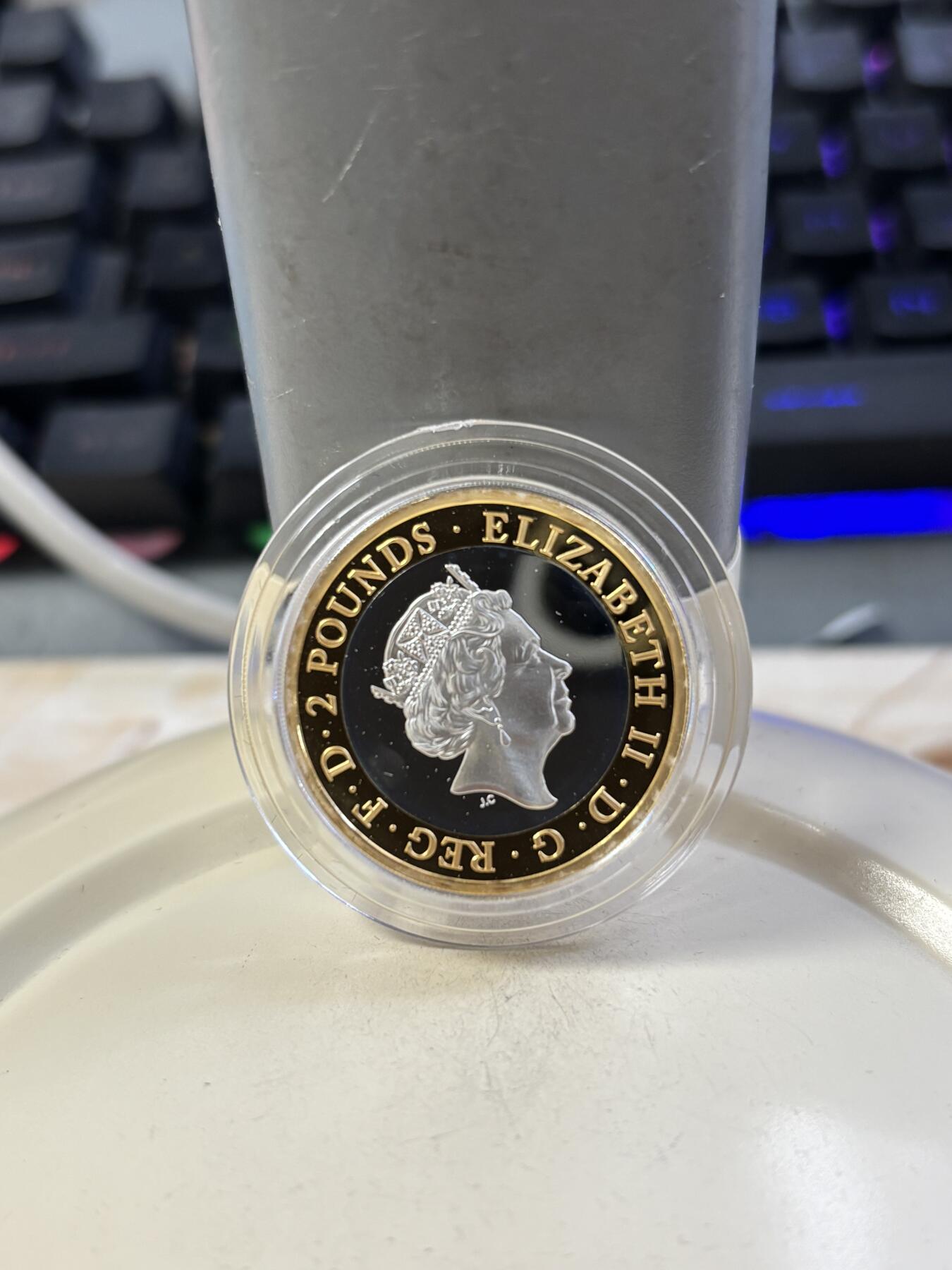 第189期拍卖 英国2018年皇家空军闪电战机2英镑双色纪念银币，925银镀金，12克，发行3000枚