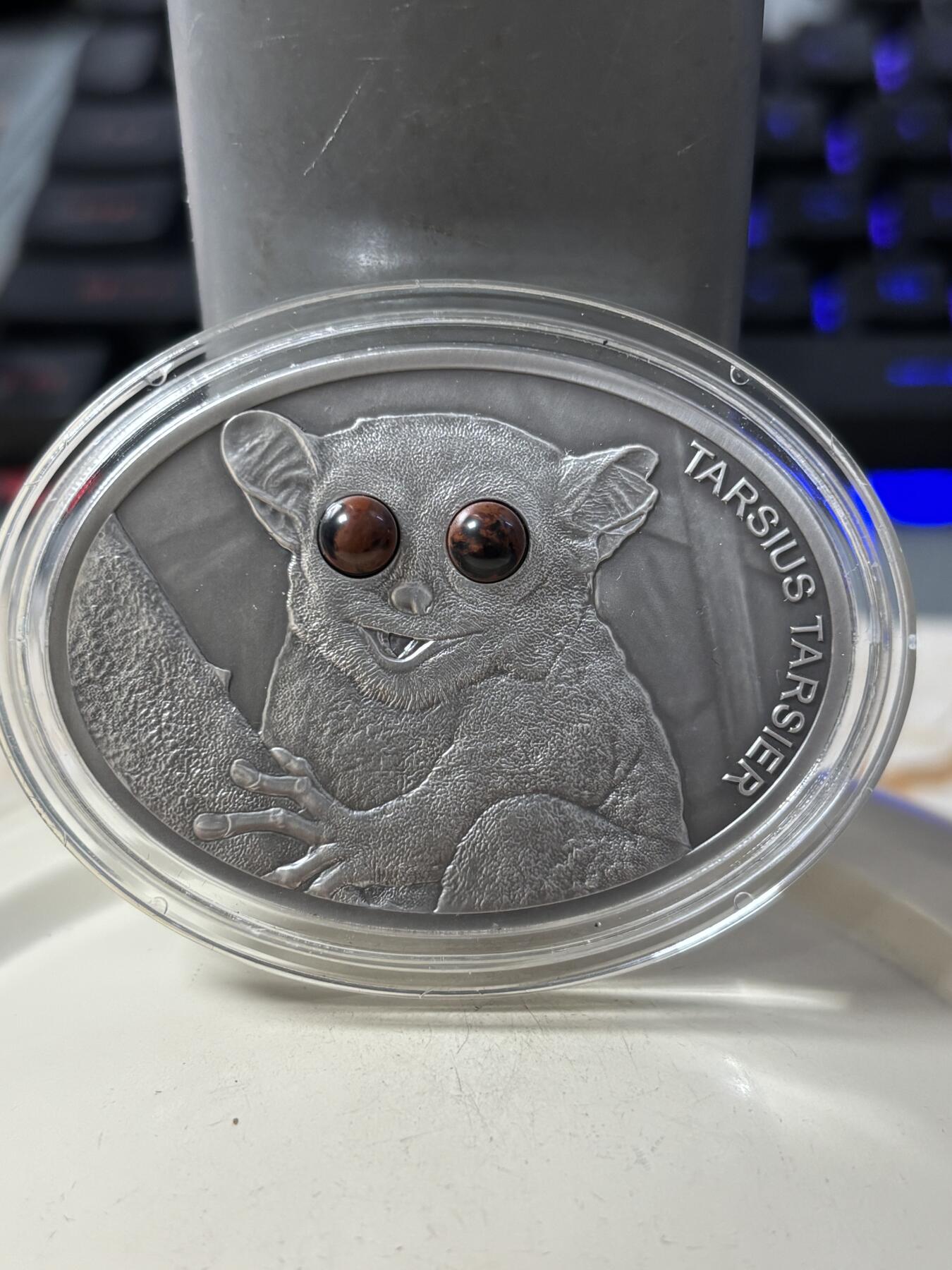 第189期拍卖 斐济2013年野生动物系列眼镜猴镶嵌银币，999银，发行999枚