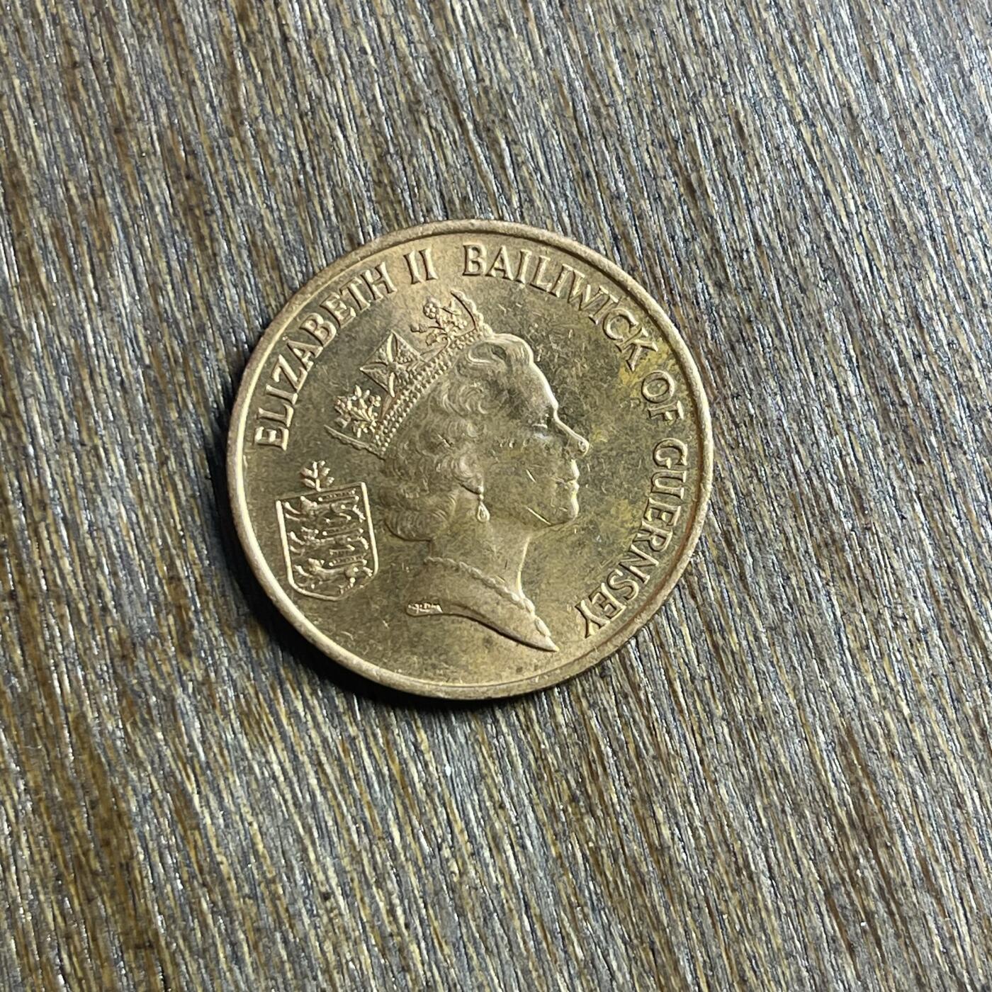 【春节前最后一拍，下一场3.3号】★第139场★散币场。不寄存，30包邮。不满30元，支付5元运费。《接受代拍 代送NGC评级》 73【无寄存】1990 unc品 根西 2便士 铜币