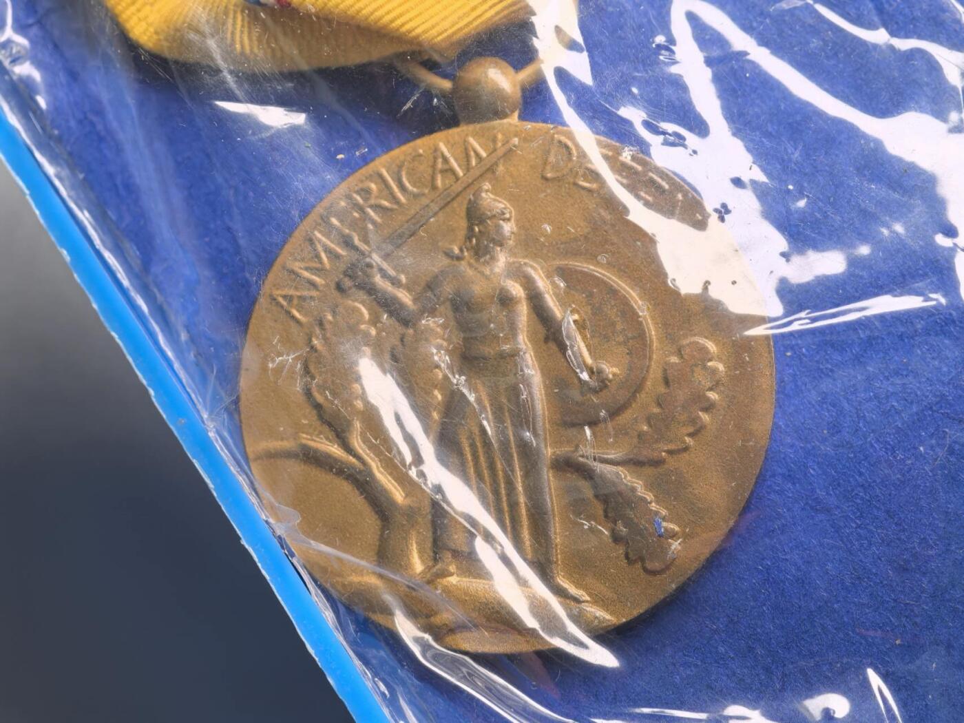 小驴勋章奖章收藏1月24日周六晚六点拍卖（珍爱和平，收藏战争，铭记历史，勿忘国耻，忠党爱国。有偿代拍，送拍规则在简介最后，参拍须阅读规则后再参拍，关系到运费包装发货时效真假辨别等关键信息，拍卖时不再发原图，看大图店主微信码在拍卖店铺介绍里）