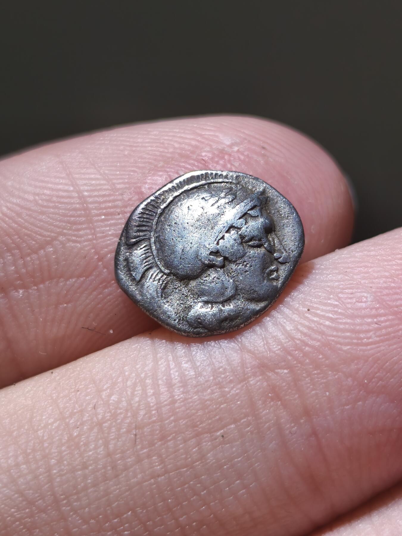 星盘世界钱币一月三十一日古典币专场 古希腊- 大希腊 卢卡尼亚地区-雅典娜与公牛3奥波银币 1.09g，公元前443-前400年图伊里发行（正面：雅典娜头戴阿提卡头盔，其上有桂冠纹饰，背面：向右冲撞公牛）