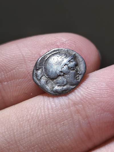 星盘世界钱币一月三十一日丝绸之路 - 世界古典币专场 - 古希腊- 大希腊 卢卡尼亚地区-雅典娜与公牛3奥波银币 1.09g，公元前443-前400年图伊里发行（正面：雅典娜头戴阿提卡头盔，其上有桂冠纹饰，背面：向右冲撞公牛）