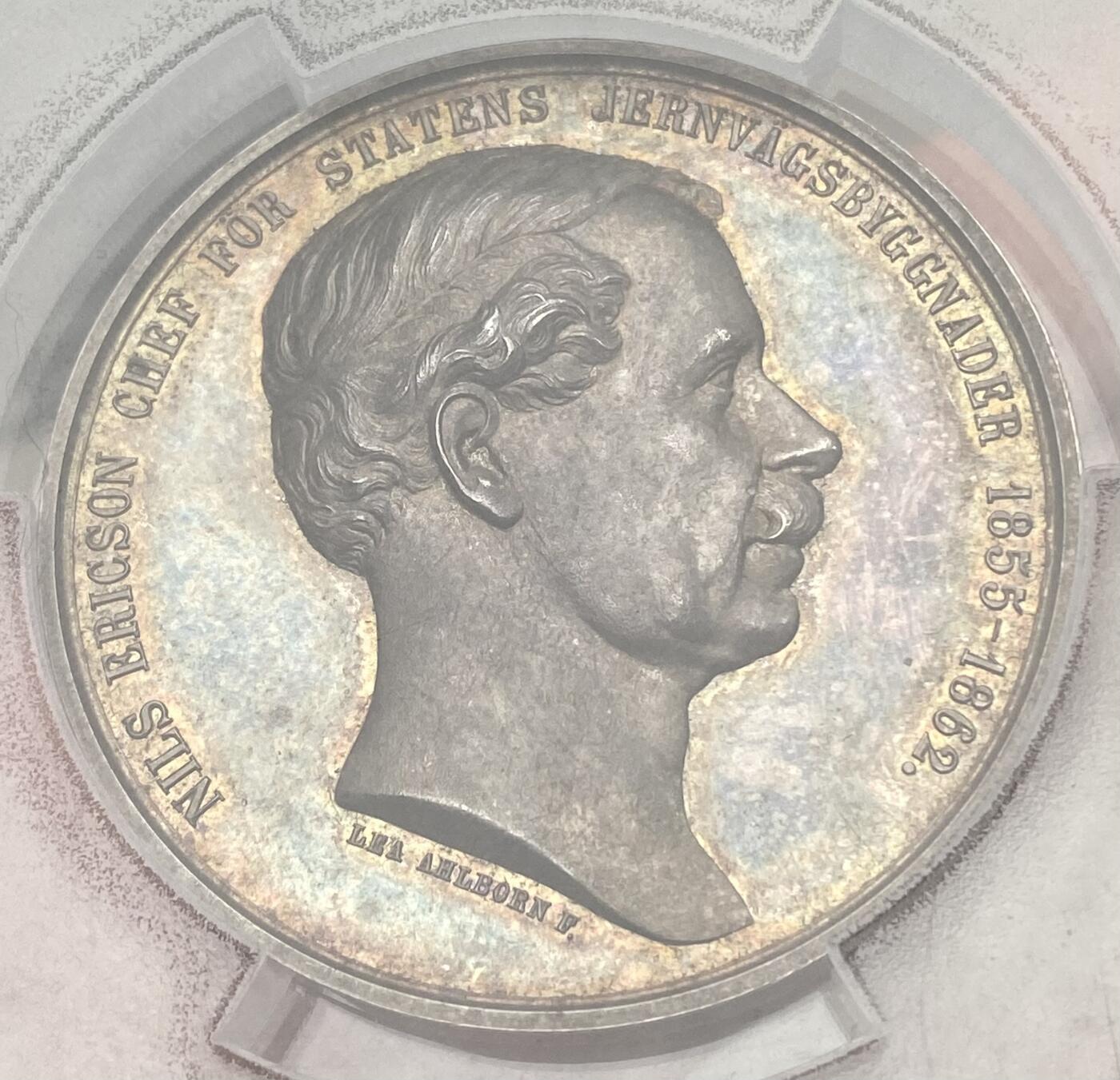 万国钱币拍卖第059期 PCGS SP65 1863年瑞典纪念尼尔斯·埃里克松瑞典国家铁路创始人兼总工程师大银章 背面瑞典女神手持规划图目送火车路过 47.5MM 50.3G大规格设计浮雕感强烈 宝石光泽均匀淡彩覆盖 绝美收藏品质 PC唯一冠军