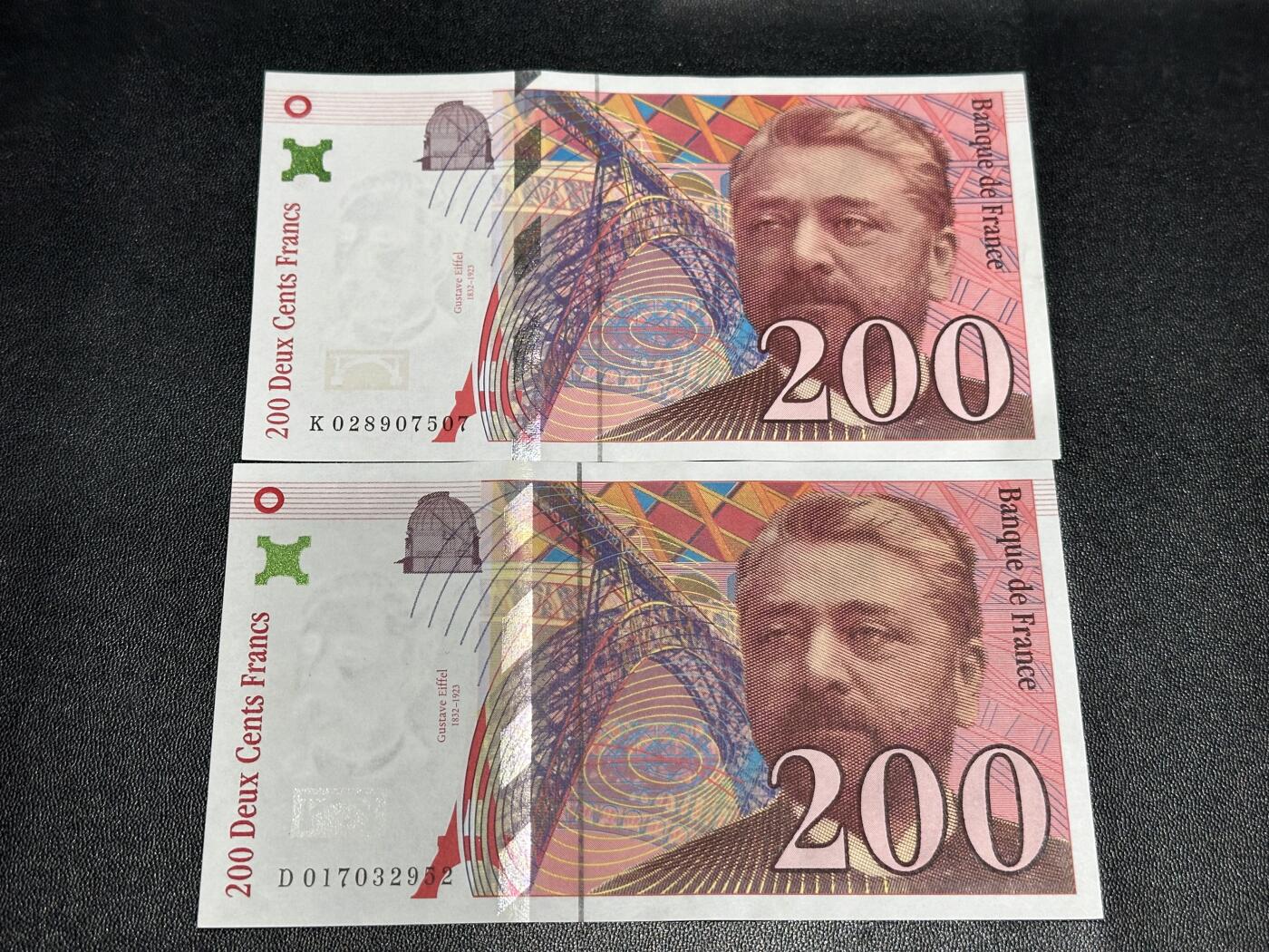 《外钞收藏家》第六百零四期（精品场）（本平台长期征集拍品、欢迎藏友们联系合作） 1996年法国200法郎 2张一起 全新不绝 有轻微斑