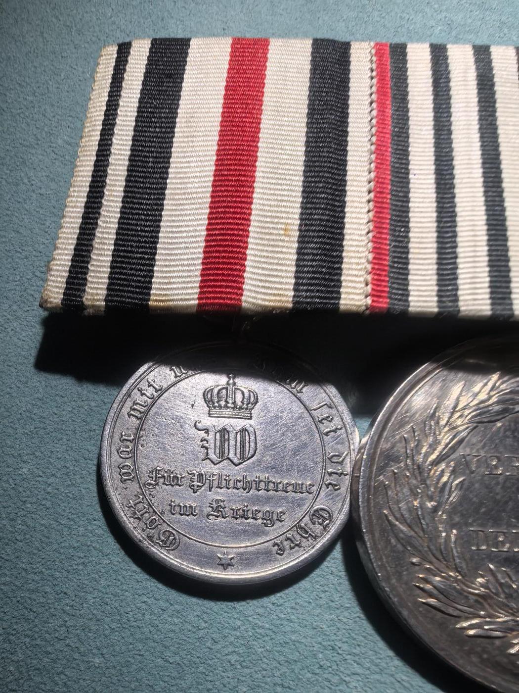 盛世勋华——号角文化勋章邮票专场拍卖第301期 德国（邦国）普鲁士三联联排挂 包括普法战争纪念奖章/二级普通荣誉奖章（银质 参加普法战争非战斗人员绶带）/1900侵华奖章（少见非战斗人员钢制版）