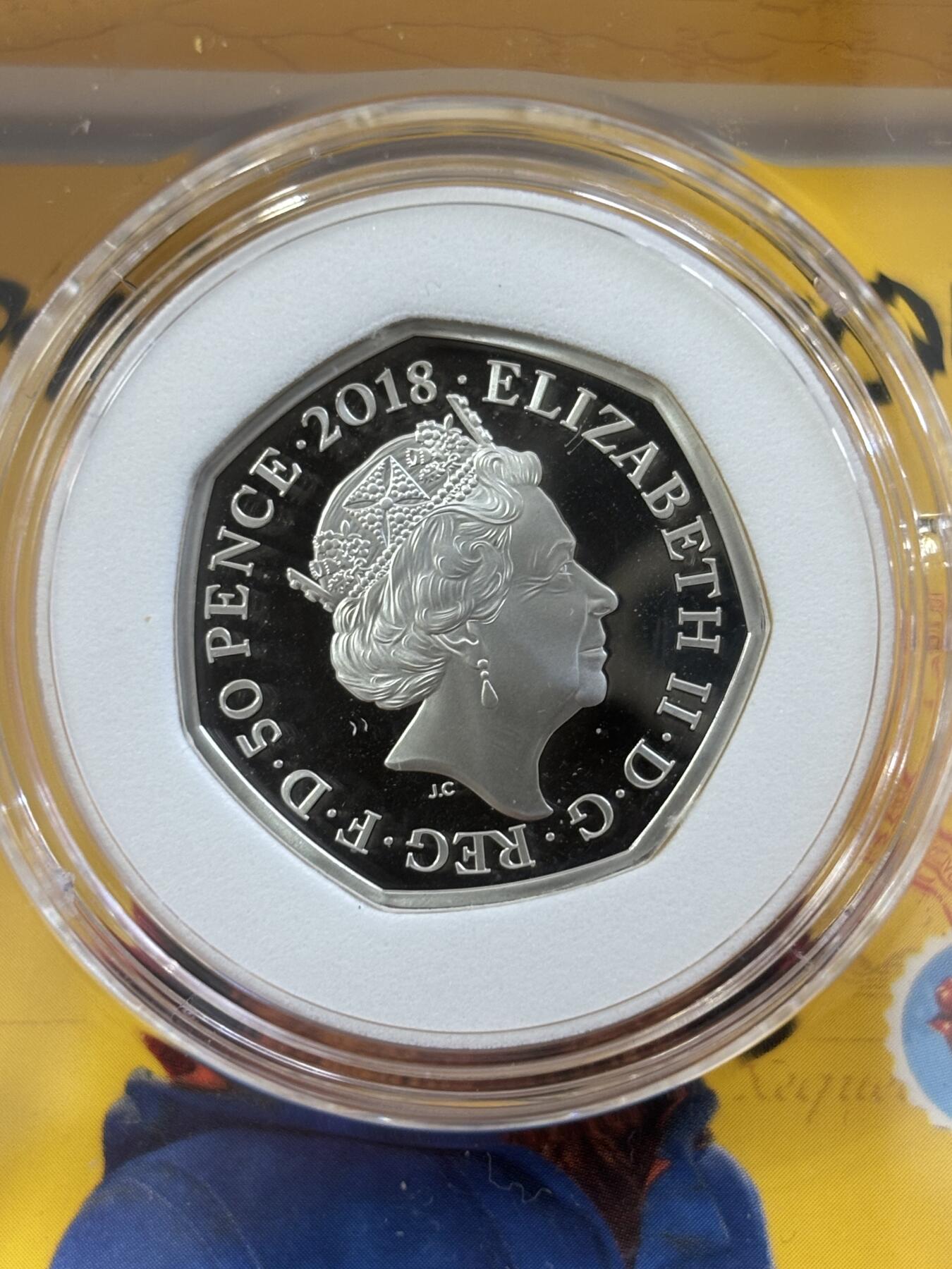 第189期拍卖 英国2018年可爱帕丁顿熊系列在参加白金汉宫彩色纪念银币，925银，8克，发行60000枚