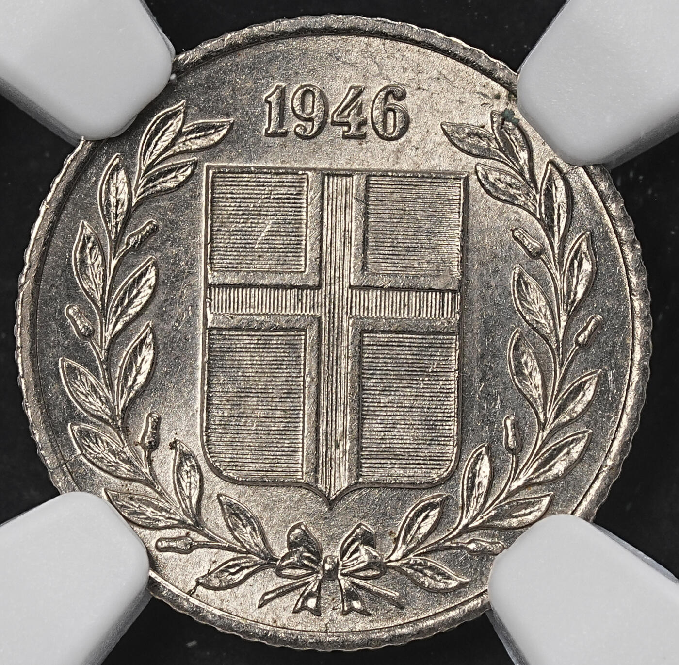 修遠堂世界钱币第102期 NGC评级 1946年冰岛钱币2枚