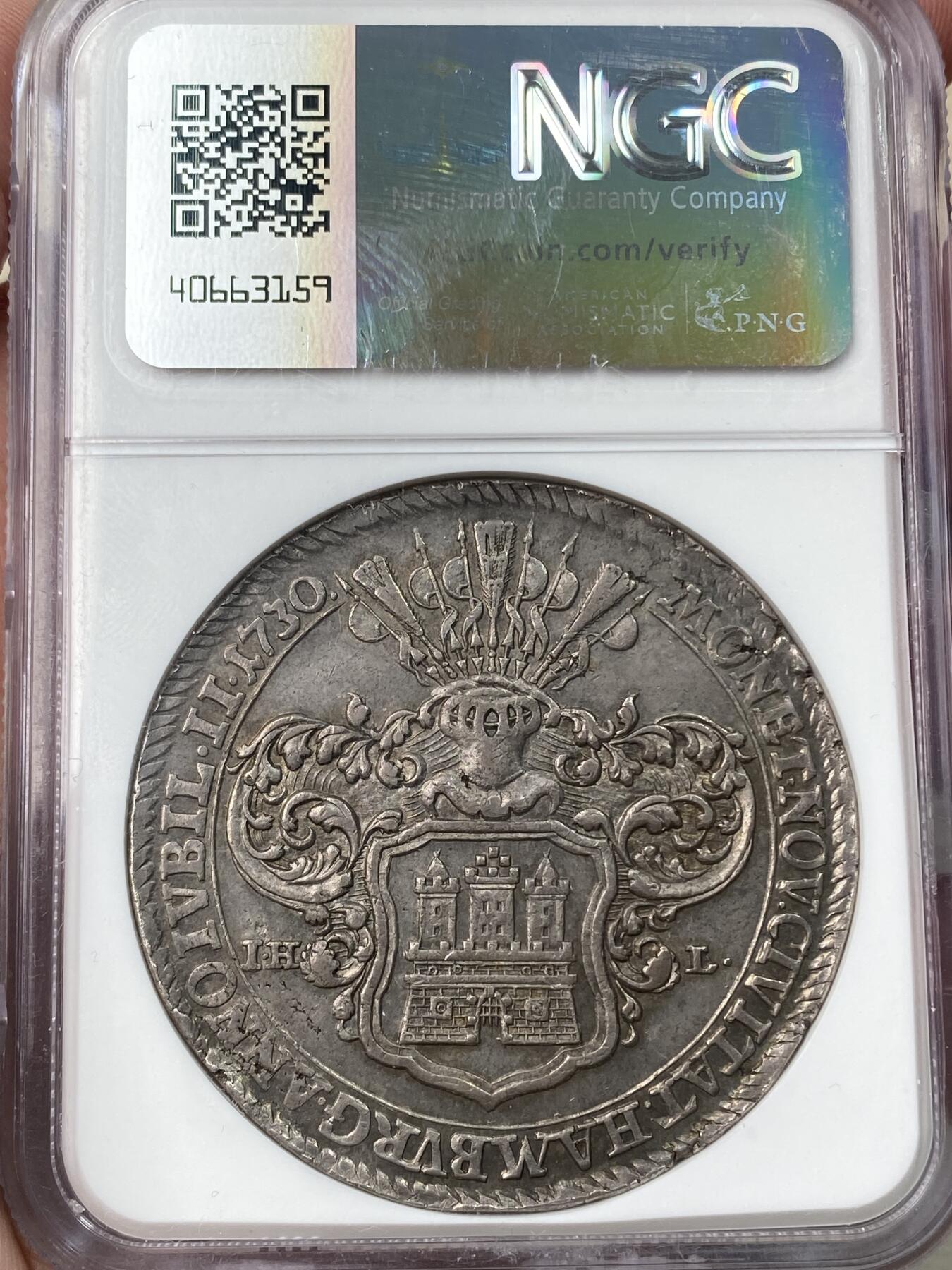 万国钱币拍卖第059期 NGC AU58 1730德国汉堡自由市双头鹰大泰勒 发行量仅5000枚的早期自由市泰勒 为纪念奥格斯堡信纲200周年而铸造 盔甲与城堡的设计非常出彩 均匀一色欧陆淡彩极美