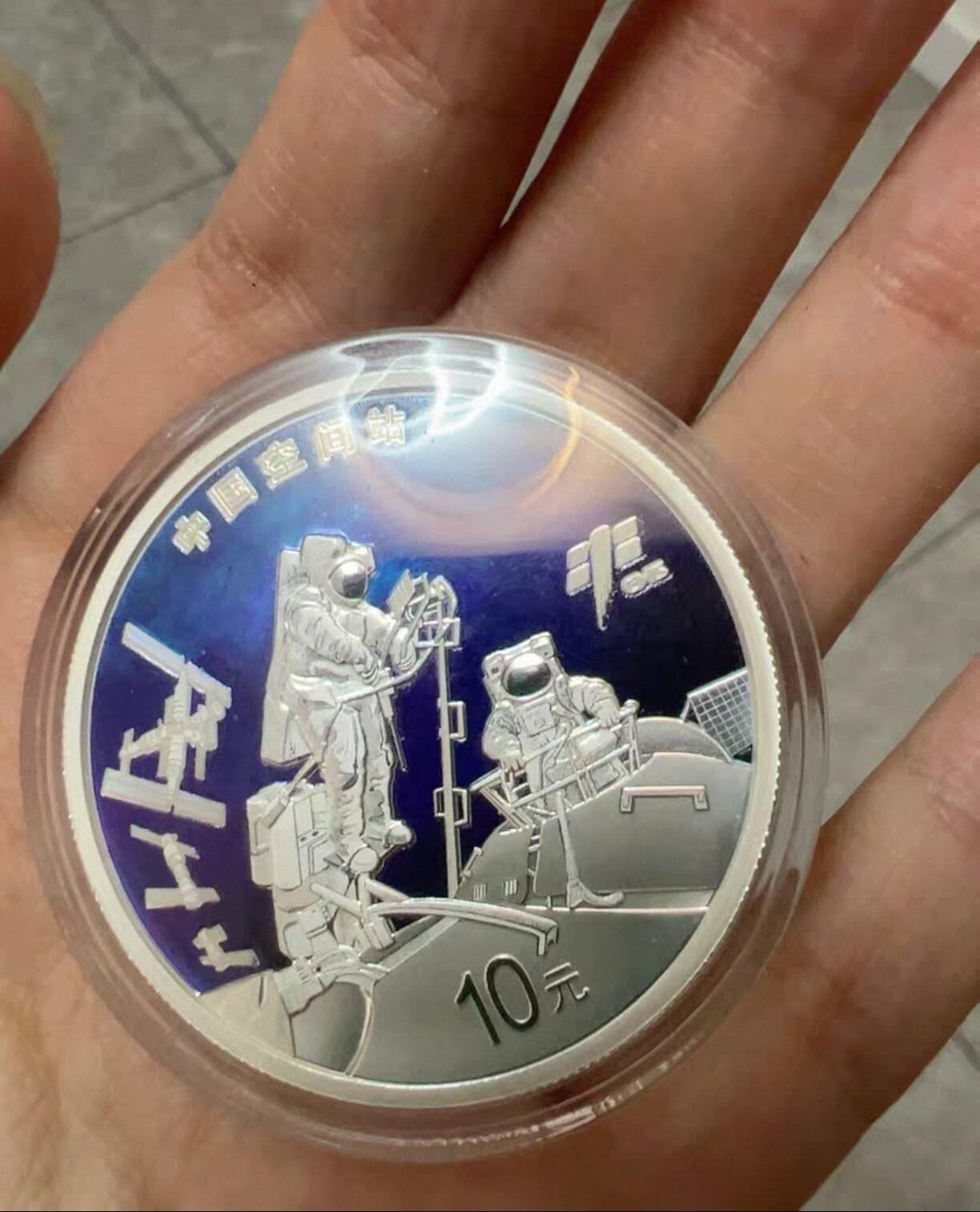 洪涛臻品批发群 精选邮票限时拍卖第1236期  纪念币银币中国空间站建成银币30g银币，Ag999纯银材质，非常漂亮，盒证齐全，此拍品包邮发货