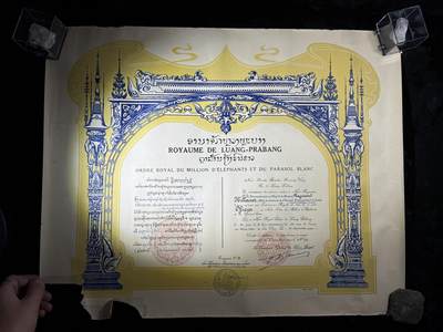 戎马世界章牌大赏第110期 - 法属柬埔寨王国军官级万象白伞勋章证书，非常少见，授予法国海军专员，有得主履历，得主1939年晋升为首席专员，曾在远东的“雷居勒斯号”巡洋舰服役，随后登上“恩特卡斯特奥号”驱逐舰与“巴黎号”战列舰，在“圣女贞德号”巡洋舰度过两年时光后，他曾短暂负责学员晋升考核工作