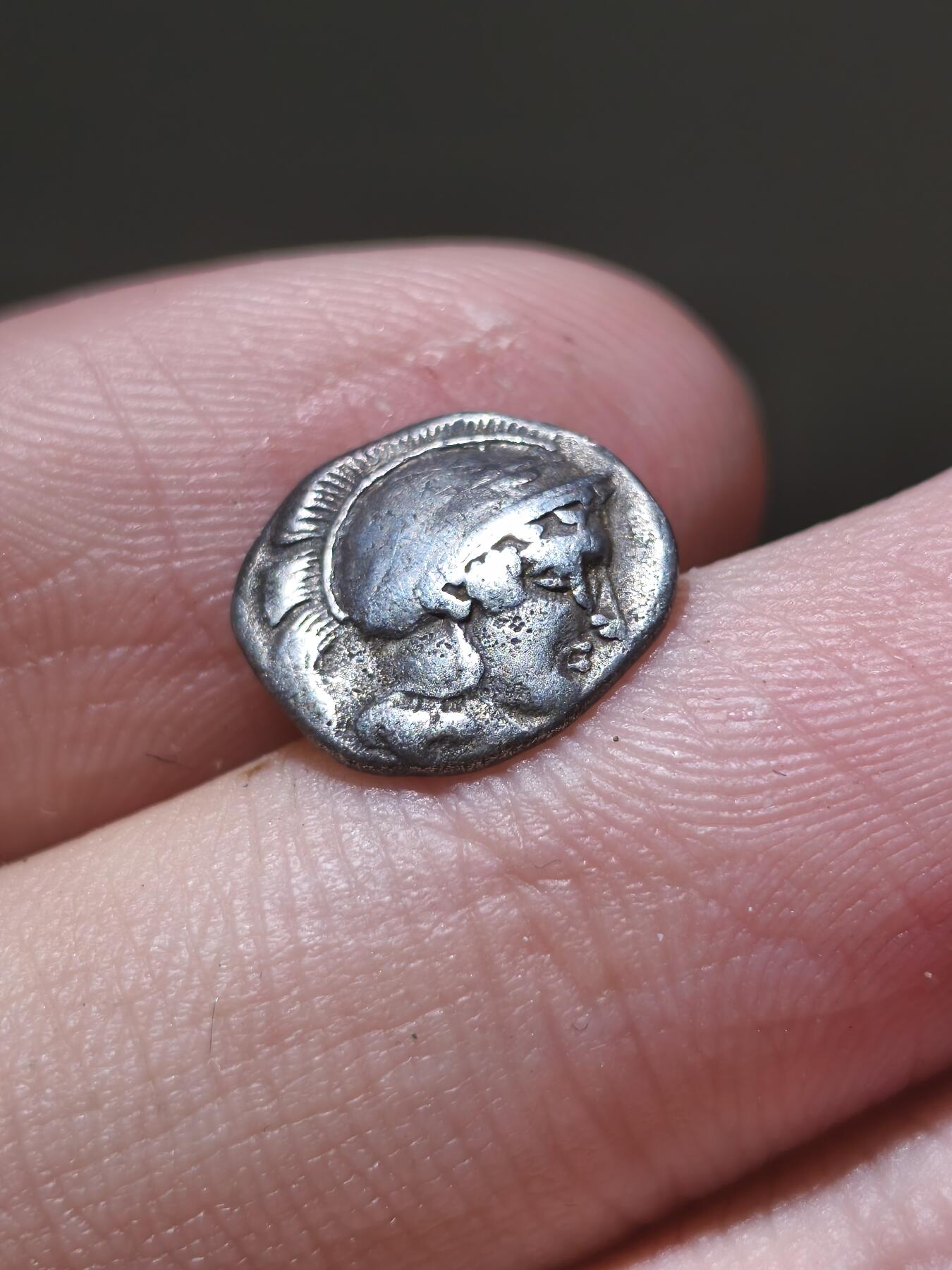 星盘世界钱币一月三十一日古典币专场 古希腊- 大希腊 卢卡尼亚地区-雅典娜与公牛3奥波银币 1.09g，公元前443-前400年图伊里发行（正面：雅典娜头戴阿提卡头盔，其上有桂冠纹饰，背面：向右冲撞公牛）