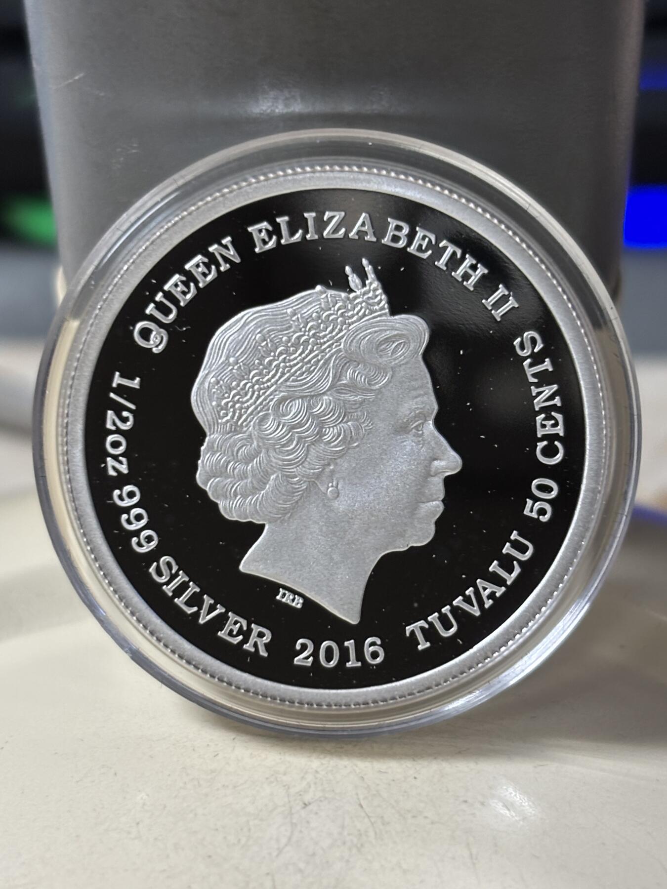 第189期拍卖 图瓦卢2016年幼崽白狮宝宝半盎司彩色纪念银币，999银，发行5000枚