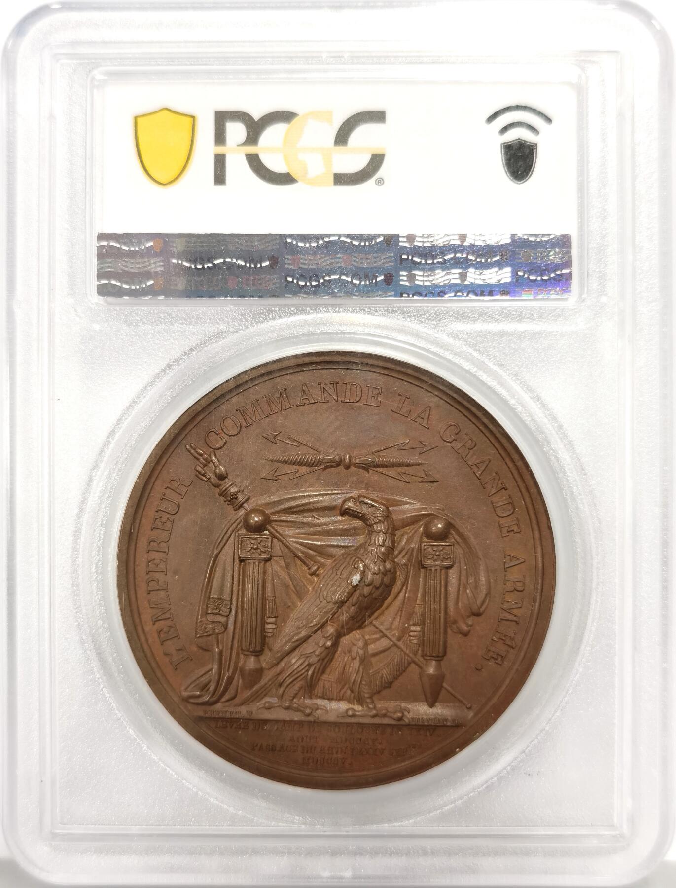 博洋堂世界钱币拍卖第158期（全场包邮） PCGS SP64 亚军分！法国1805年拿破仑布洛涅大营原铸铜章 巴黎造币厂 巧克力包浆，王座上覆着拿皇加冕时的披风，帝国鹰坐于王座前目不转睛直盯着王座上方斜放的正义之手权杖，上方是一束闪电。传奇的布洛涅大营位于法国滨海，第一个营地由凯撒于公元前54年准备，为远征不列颠做准备舰队，第二个营地由拿破仑1803年建立，他在那里组建了“大军”，即海洋军，准备入侵英国，无愧凯撒的光荣传承人