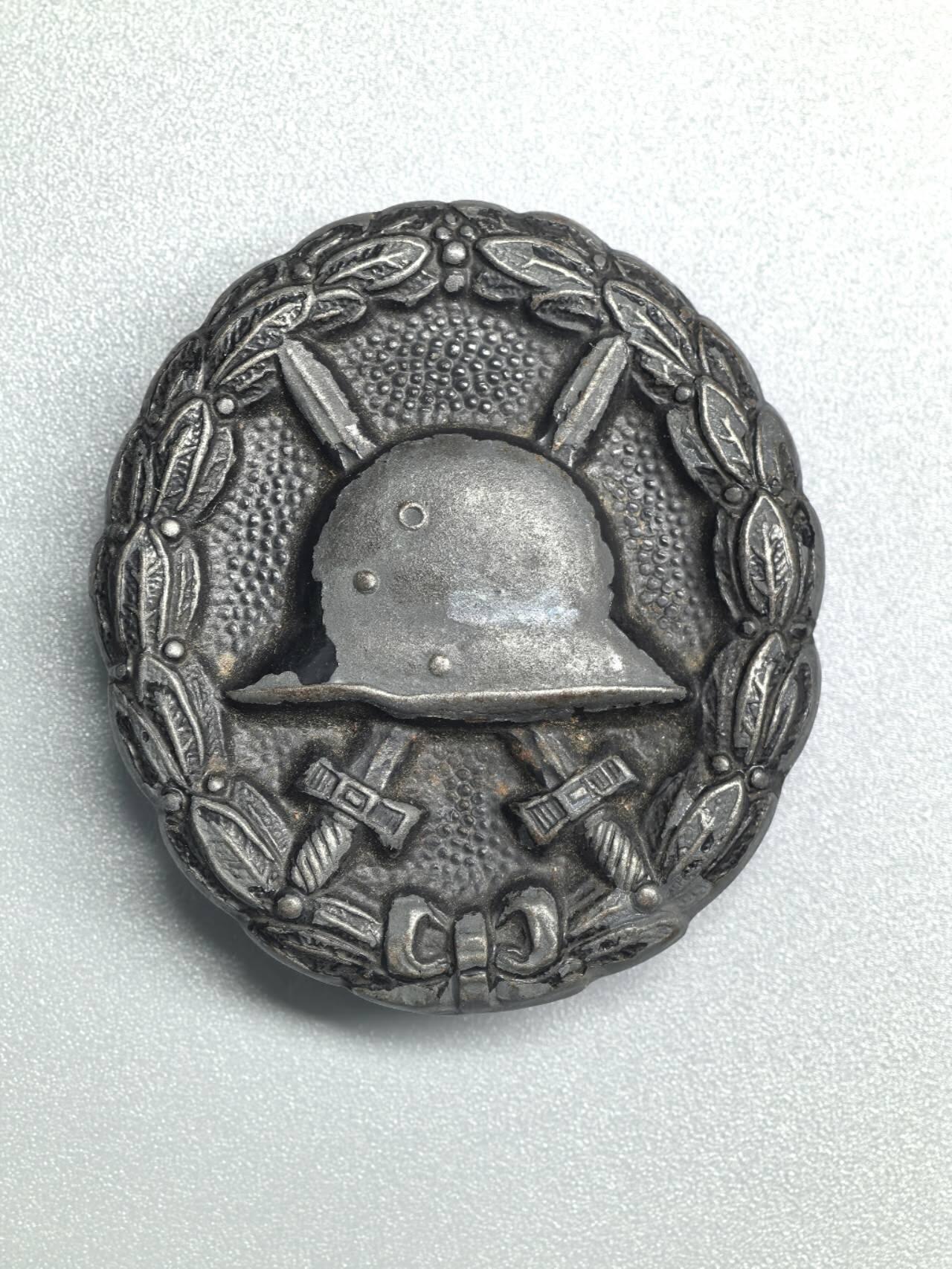 小驴勋章奖章收藏1月24日周六晚六点拍卖（珍爱和平，收藏战争，铭记历史，勿忘国耻，忠党爱国。有偿代拍，送拍规则在简介最后，参拍须阅读规则后再参拍，关系到运费包装发货时效真假辨别等关键信息，拍卖时不再发原图，看大图店主微信码在拍卖店铺介绍里）