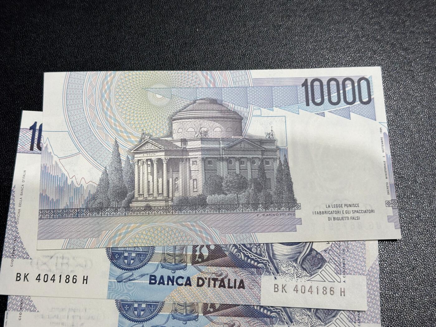 《外钞收藏家》第六百零四期（精品场）（本平台长期征集拍品、欢迎藏友们联系合作） 1984年意大利1万里拉 10张一起 基本都全新 个别角不绝 1张有轻微潮点