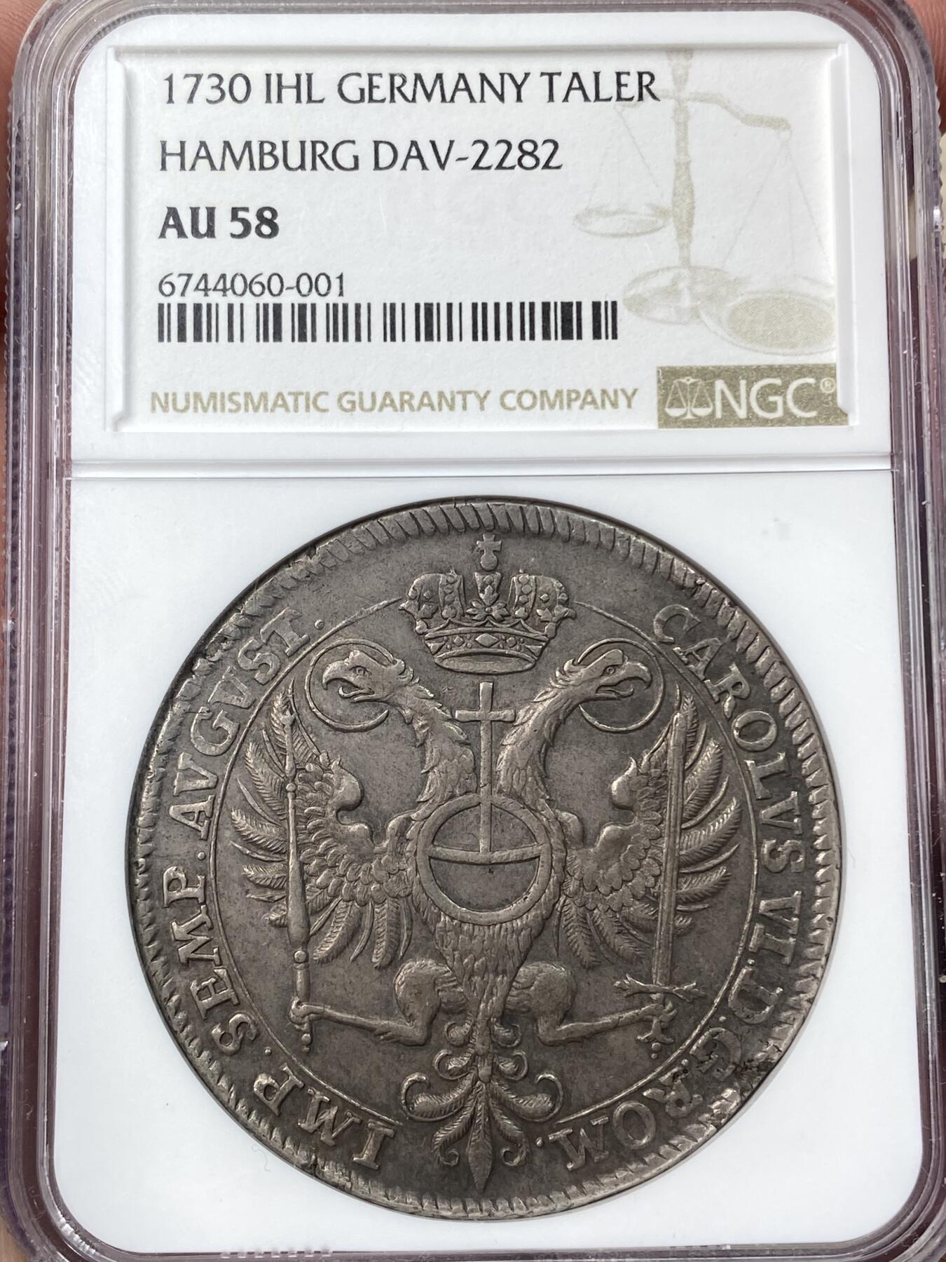 万国钱币拍卖第059期 NGC AU58 1730德国汉堡自由市双头鹰大泰勒 发行量仅5000枚的早期自由市泰勒 为纪念奥格斯堡信纲200周年而铸造 盔甲与城堡的设计非常出彩 均匀一色欧陆淡彩极美
