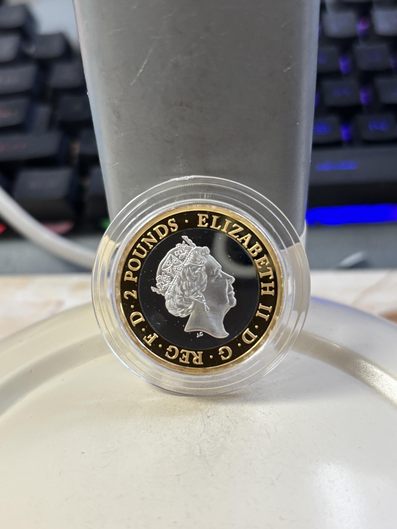 第189期拍卖 英国2018年皇家空军闪电战机2英镑双色纪念银币，925银镀金，12克，发行3000枚