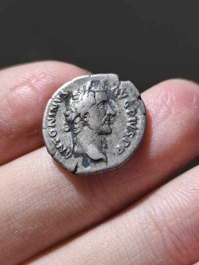 星盘世界钱币一月三十一日古典币专场 - 罗马帝国 公元138–161年 安东尼·庇护 第纳尔银币，由罗马厂于公元139年打制。