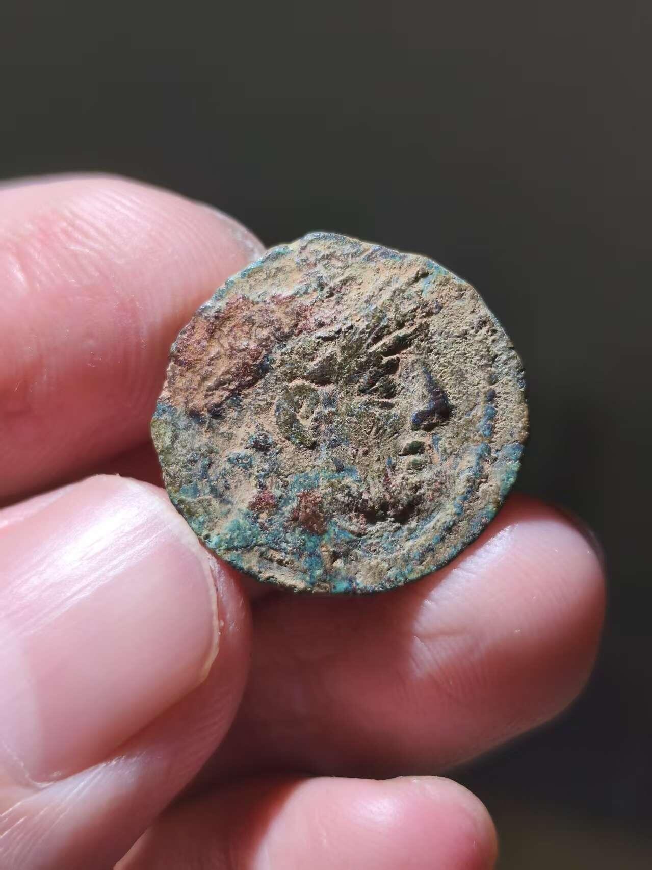 星盘世界钱币一月三十一日古典币专场 希腊化塞琉古 -安条克九世铜币 前114-95年 背面宙斯雷霆 宙斯雷霆是一种看上去非常奇特的东西 最早出现在亚述浮雕中 与佛教的降魔杵也有密不可分的关系