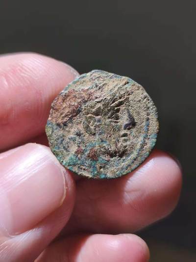 星盘世界钱币一月三十一日丝绸之路 - 世界古典币专场 - 希腊化塞琉古 -安条克九世铜币 前114-95年 背面宙斯雷霆 宙斯雷霆是一种看上去非常奇特的东西 最早出现在亚述浮雕中 与佛教的降魔杵也有密不可分的关系