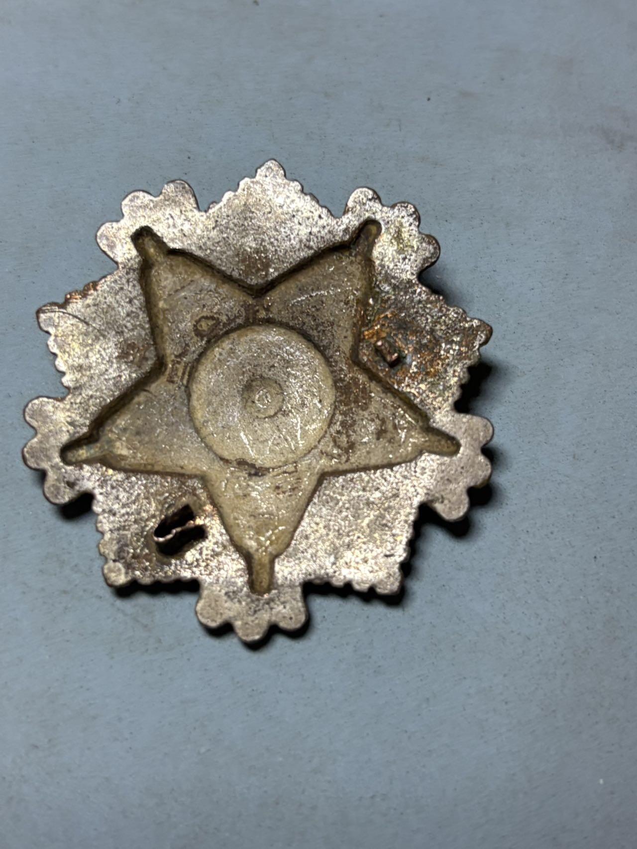 盛世勋华——号角文化勋章邮票专场拍卖第301期 朝鲜三级国旗勋章 横针版缺横针