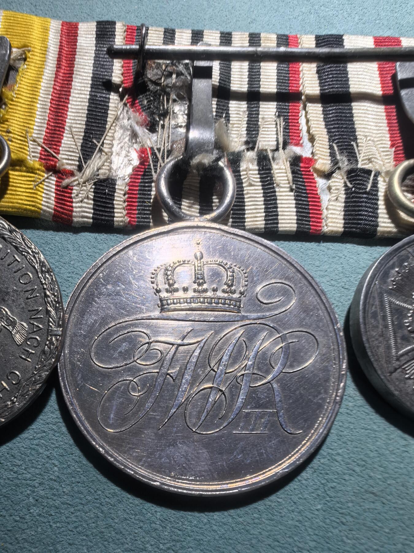 盛世勋华——号角文化勋章邮票专场拍卖第301期 德国（邦国）普鲁士三联联排挂 包括普法战争纪念奖章/二级普通荣誉奖章（银质 参加普法战争非战斗人员绶带）/1900侵华奖章（少见非战斗人员钢制版）