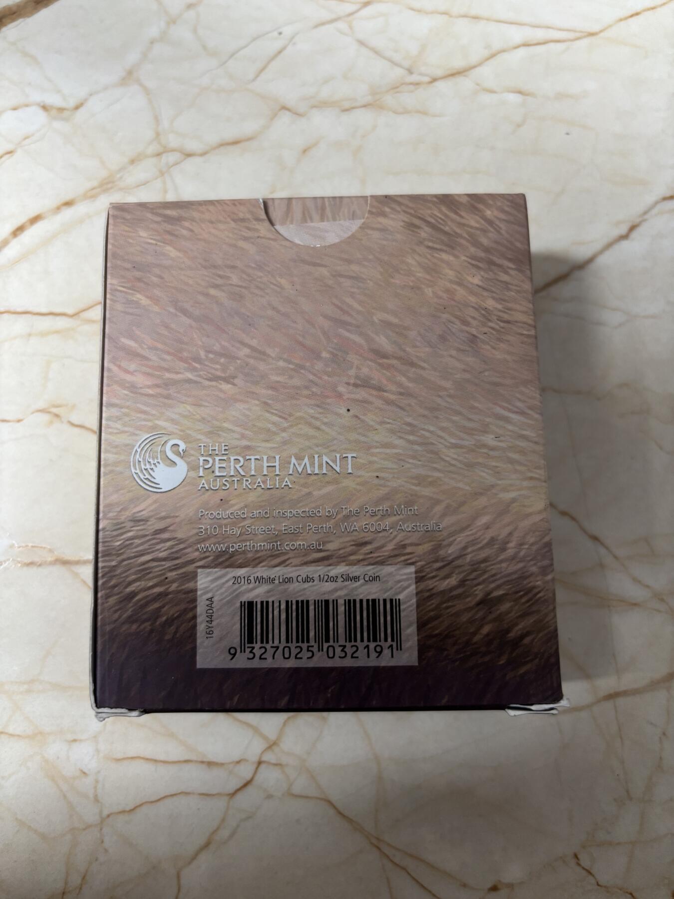 第189期拍卖 图瓦卢2016年幼崽白狮宝宝半盎司彩色纪念银币，999银，发行5000枚