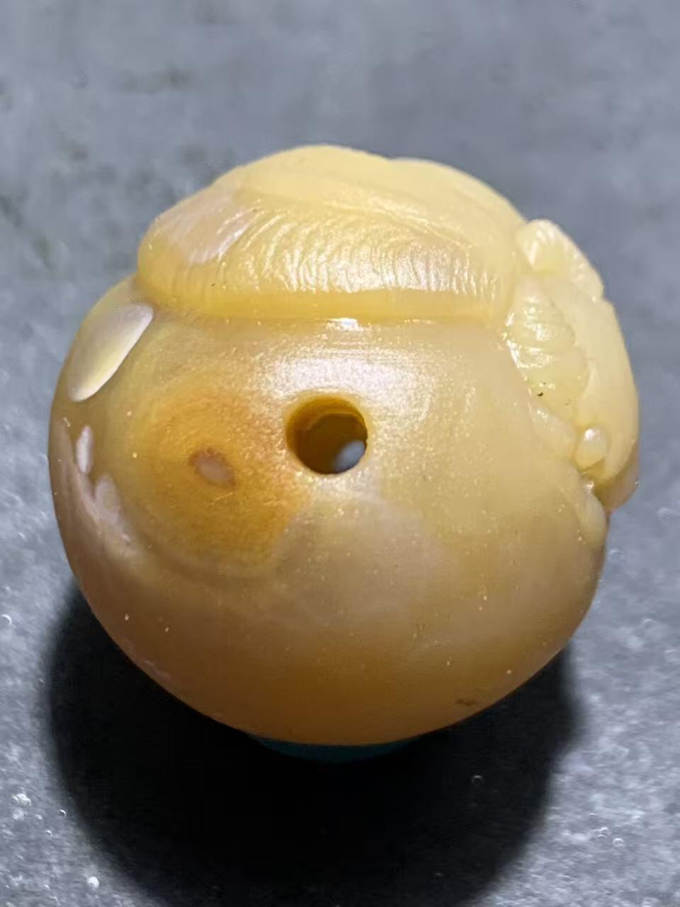 精美亚光冻料天眼纹战国红玛瑙手工俏色巧雕水牛圆珠一个，