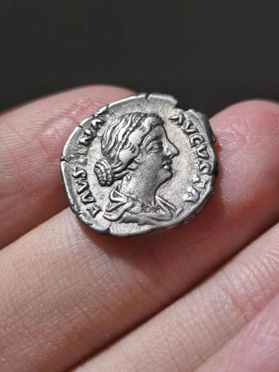 星盘世界钱币一月三十一日古典币专场 - 罗马帝国 公元147–175年 小福斯蒂娜 第纳尔银币，罗马厂打制，属其丈夫马可·奥勒留在位期间发行