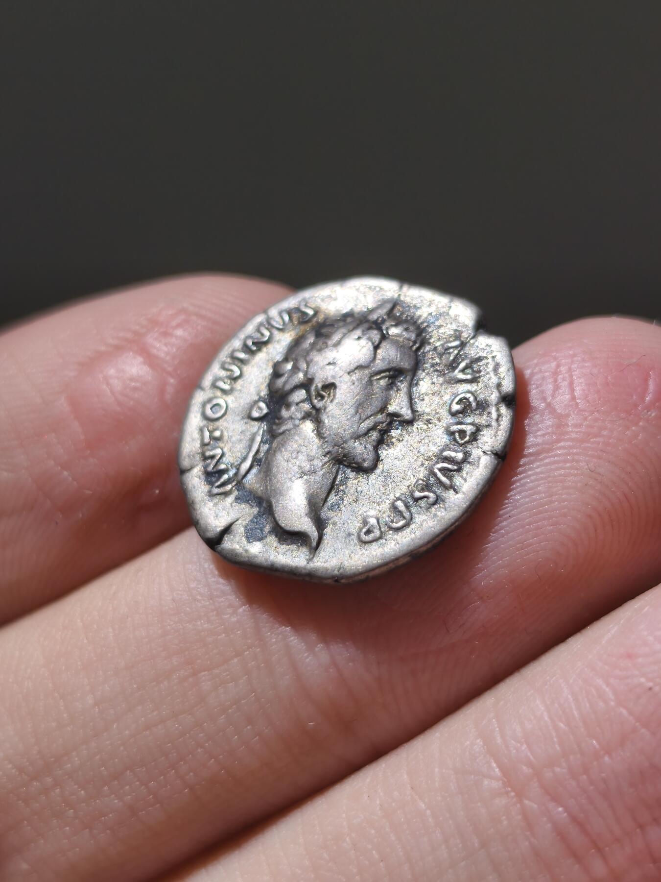 星盘世界钱币一月三十一日古典币专场 罗马帝国 公元138–161年 安东尼·庇护 第纳尔银币，由罗马厂于公元139年打制。