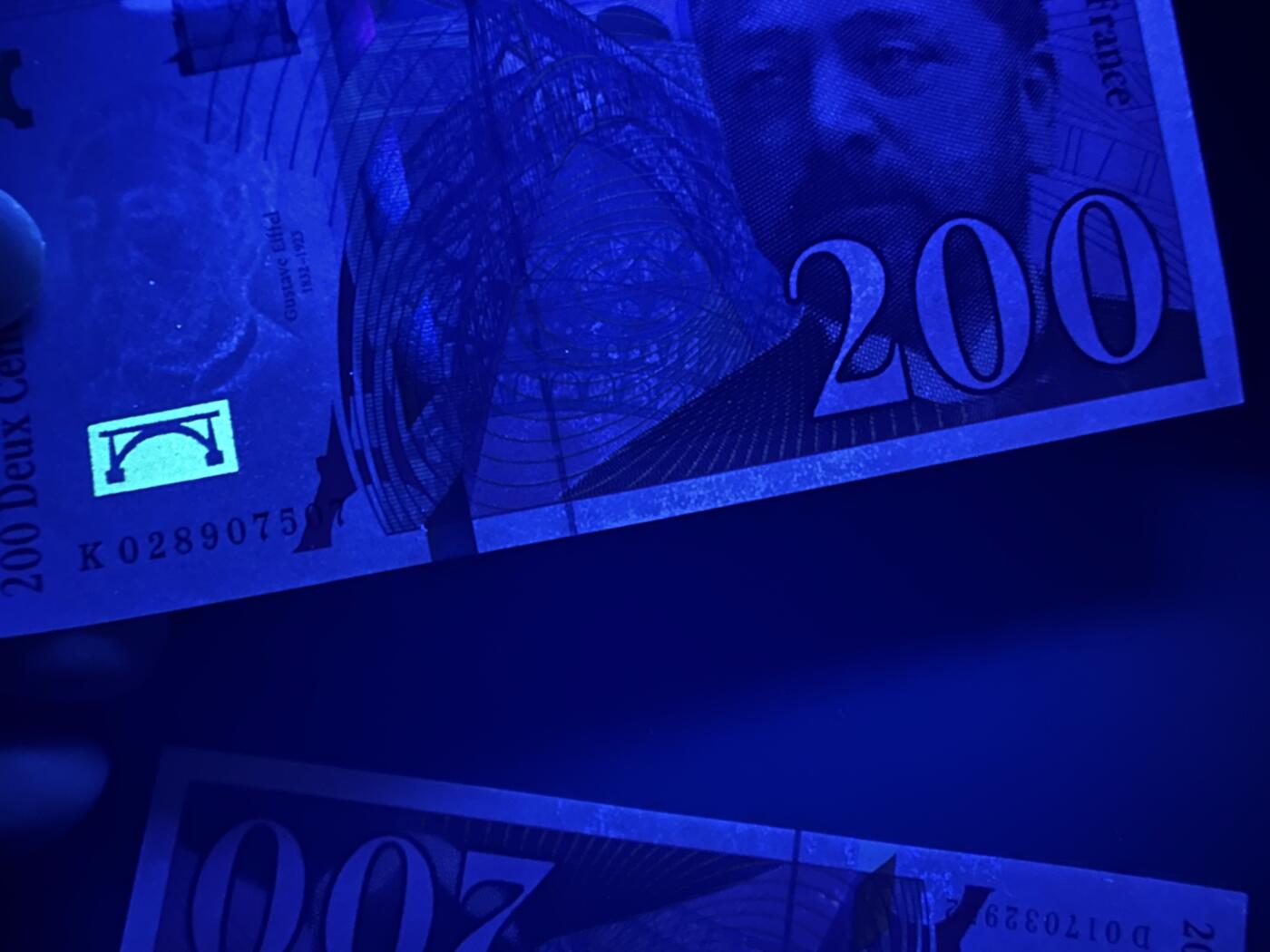 《外钞收藏家》第六百零四期（精品场）（本平台长期征集拍品、欢迎藏友们联系合作） 1996年法国200法郎 2张一起 全新不绝 有轻微斑