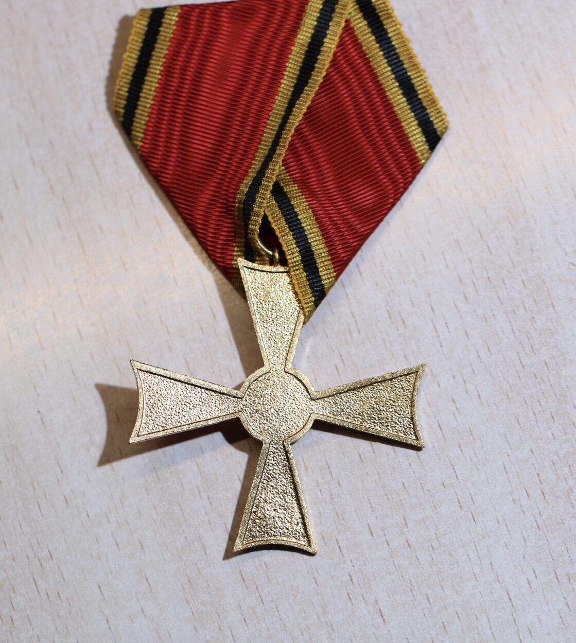 大猫徽章拍卖 第287期 联邦德国骑士级联邦十字勋章，铜质镀金局部珐琅，奥挂，朗朗同款