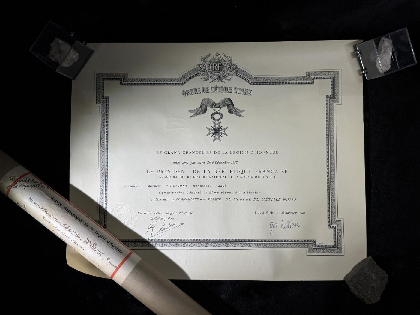 戎马世界章牌大赏第110期 贝宁指挥官级黑星勋章证书，授予法国海军专员，有得主履历介绍，得主1939年晋升为首席专员，曾在远东的“雷居勒斯号”巡洋舰服役，随后登上“恩特卡斯特奥号”驱逐舰与“巴黎号”战列舰，在“圣女贞德号”巡洋舰度过两年时光后，他曾短暂负责学员晋升考核工作。作为艺术爱好者，他与先锋派画家夏尔·拉皮克（Charles Lapicque）和让·巴赞（Jean Bazaine）交往甚密