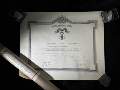 戎马世界章牌大赏第110期 - 贝宁指挥官级黑星勋章证书，授予法国海军专员，有得主履历介绍，得主1939年晋升为首席专员，曾在远东的“雷居勒斯号”巡洋舰服役，随后登上“恩特卡斯特奥号”驱逐舰与“巴黎号”战列舰，在“圣女贞德号”巡洋舰度过两年时光后，他曾短暂负责学员晋升考核工作。作为艺术爱好者，他与先锋派画家夏尔·拉皮克（Charles Lapicque）和让·巴赞（Jean Bazaine）交往甚密
